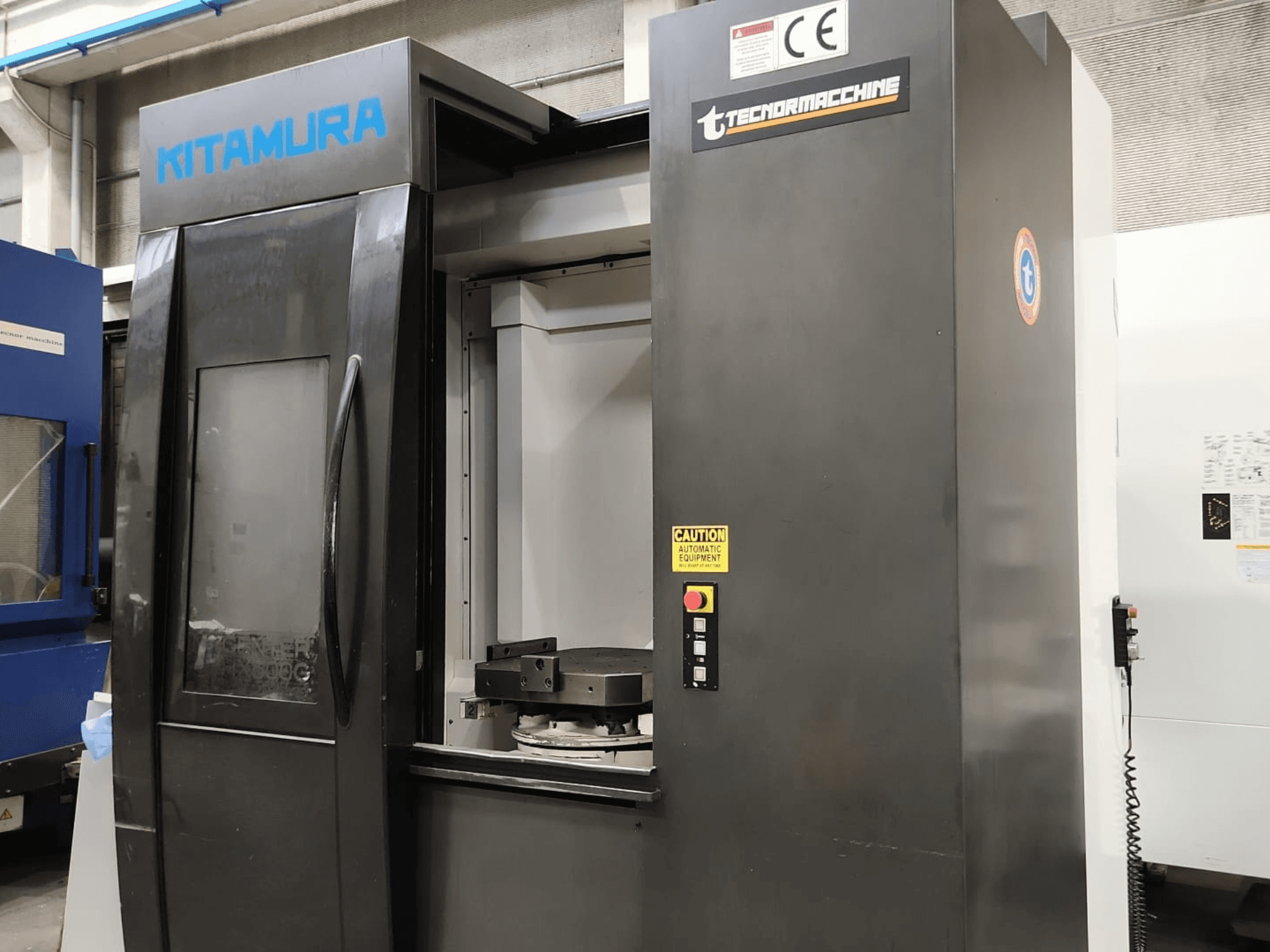Kitamura Mycenter HX500iG, horisontellt bearbetningscenter, framifrån med kontrollpanelen och arbetsområdet i förgrunden.