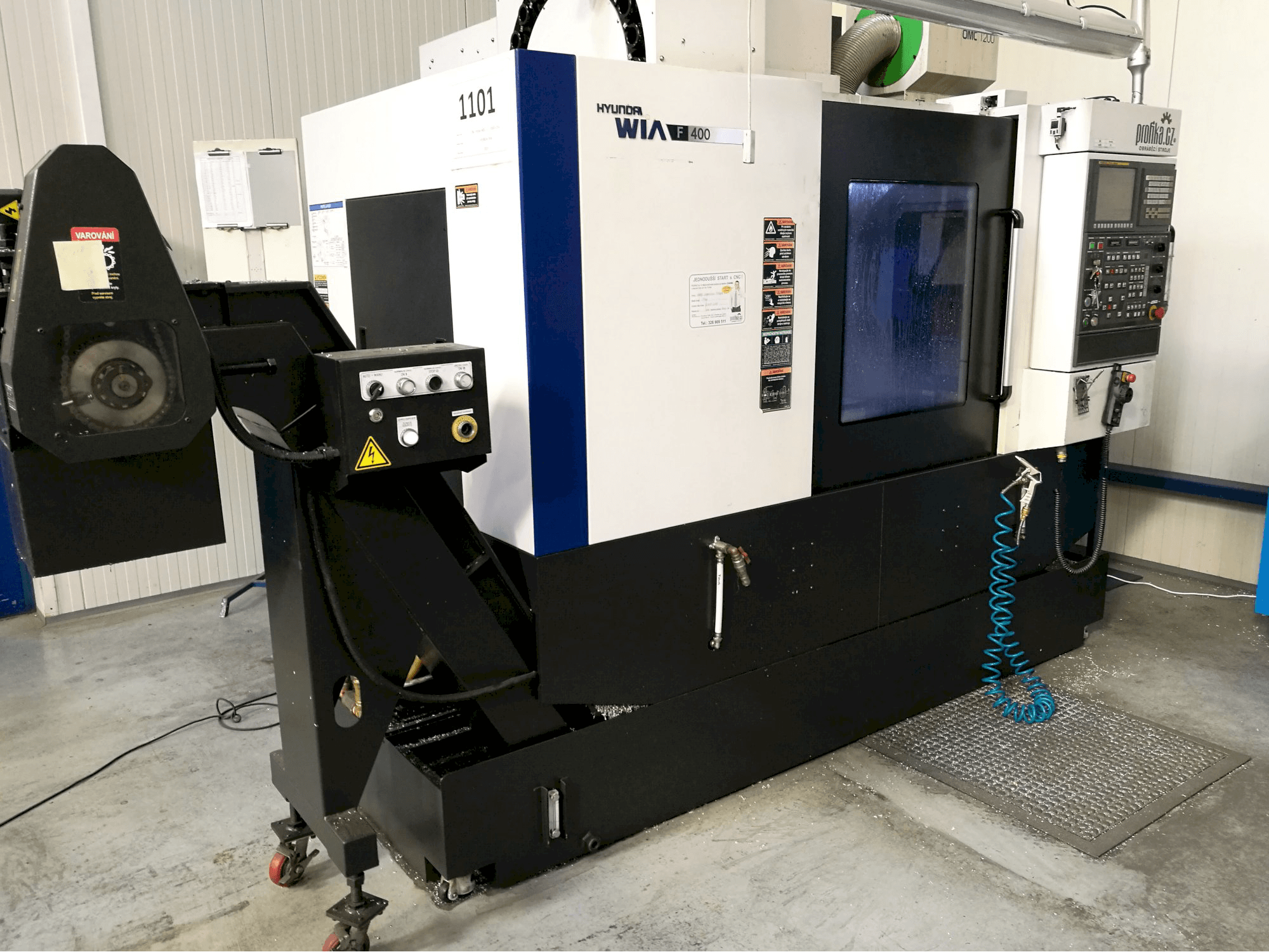 Hyundai Wia-maskinen sedd från vänsterF400