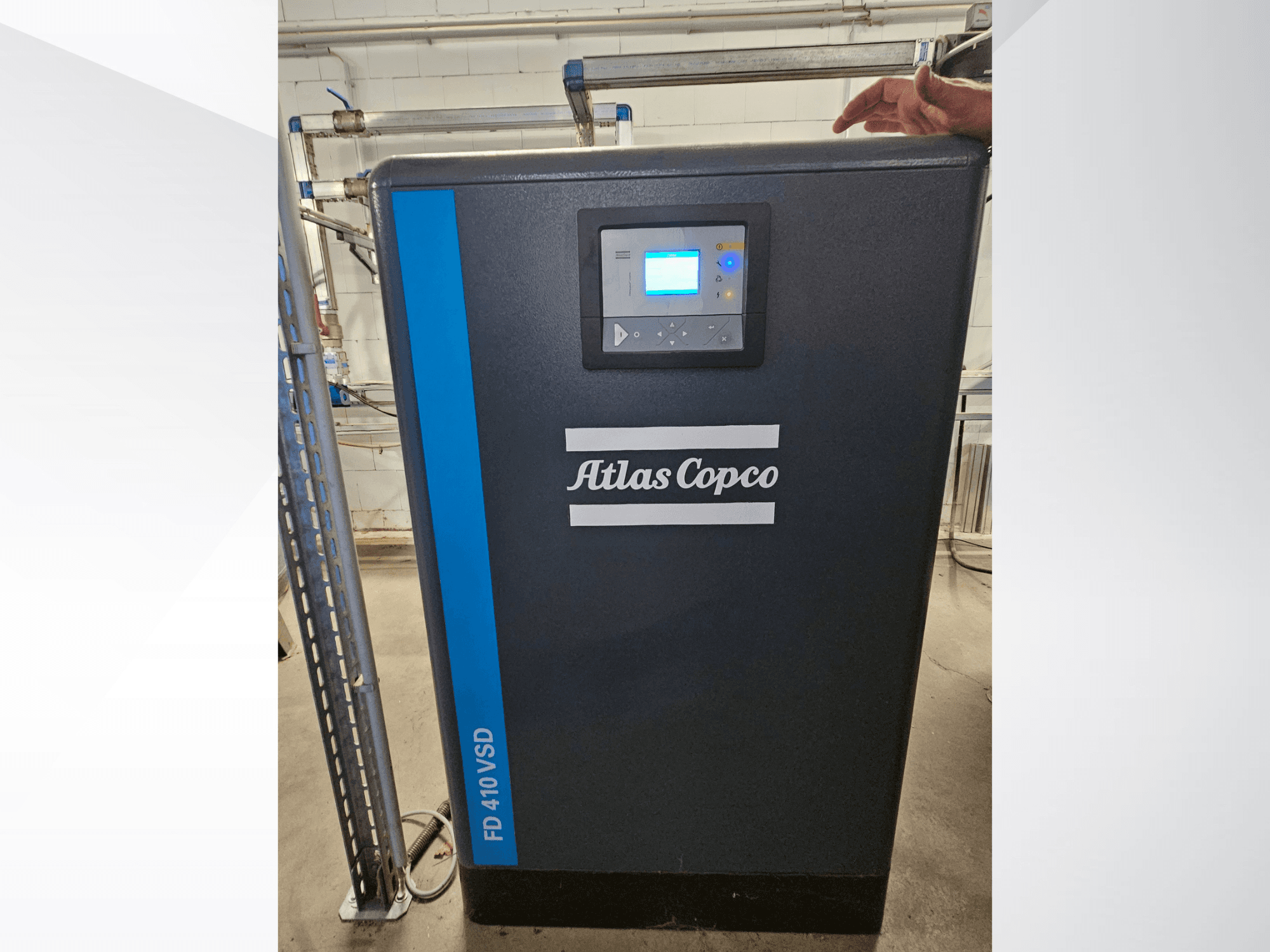 Atlas Copco GA 110 VSD+ luftkompressor framifrån, med digital display och blå accenter för enkel identifiering.