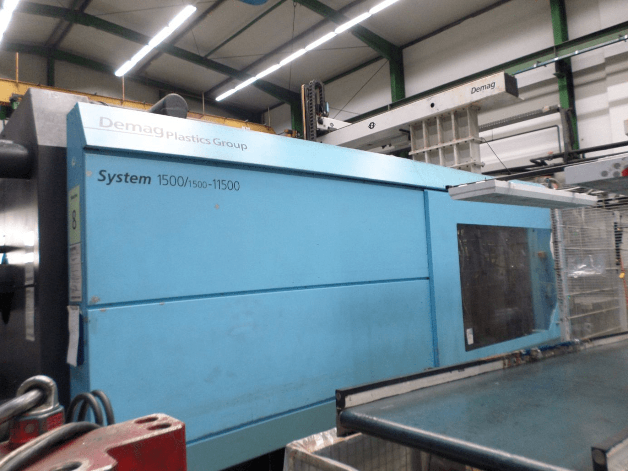Hydraulisk formsprutningsmaskin av typen Demag D 650 i blått, sidovy som visar etiketten ”System 1500/1500-11500” och manöverpanelen.