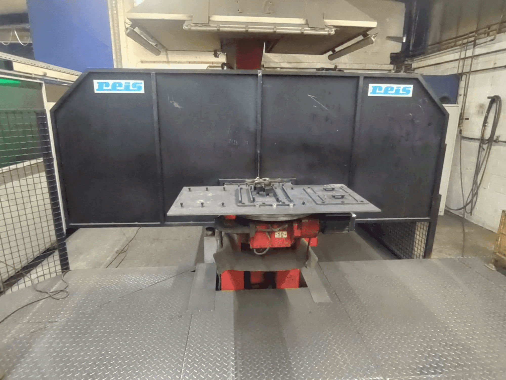 Reis Robotics Robot System - RDT 40 / SRV 6 / RDT 40-maskinen framifrån