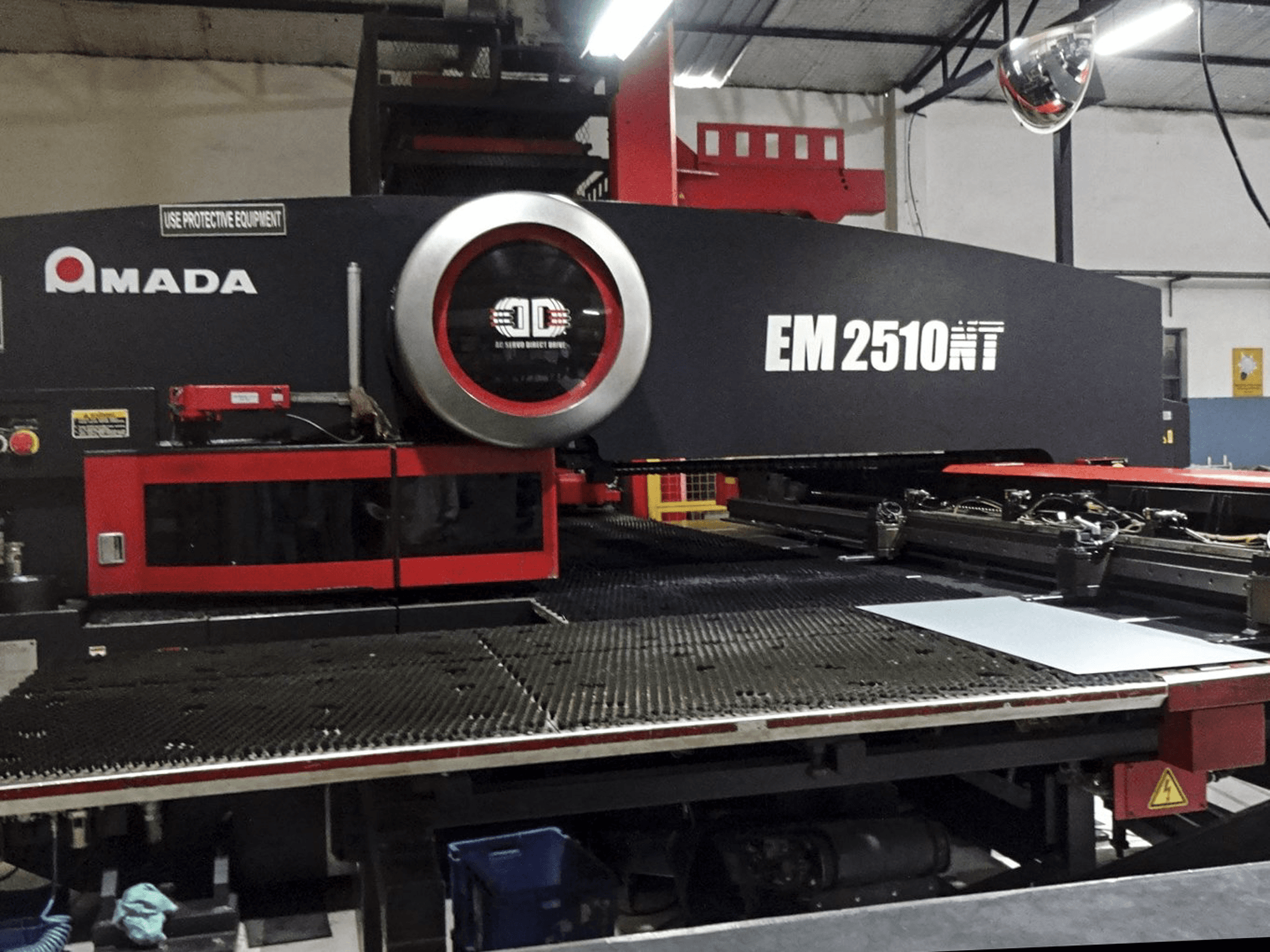 AMADA-maskinen framifrånEM2510NT