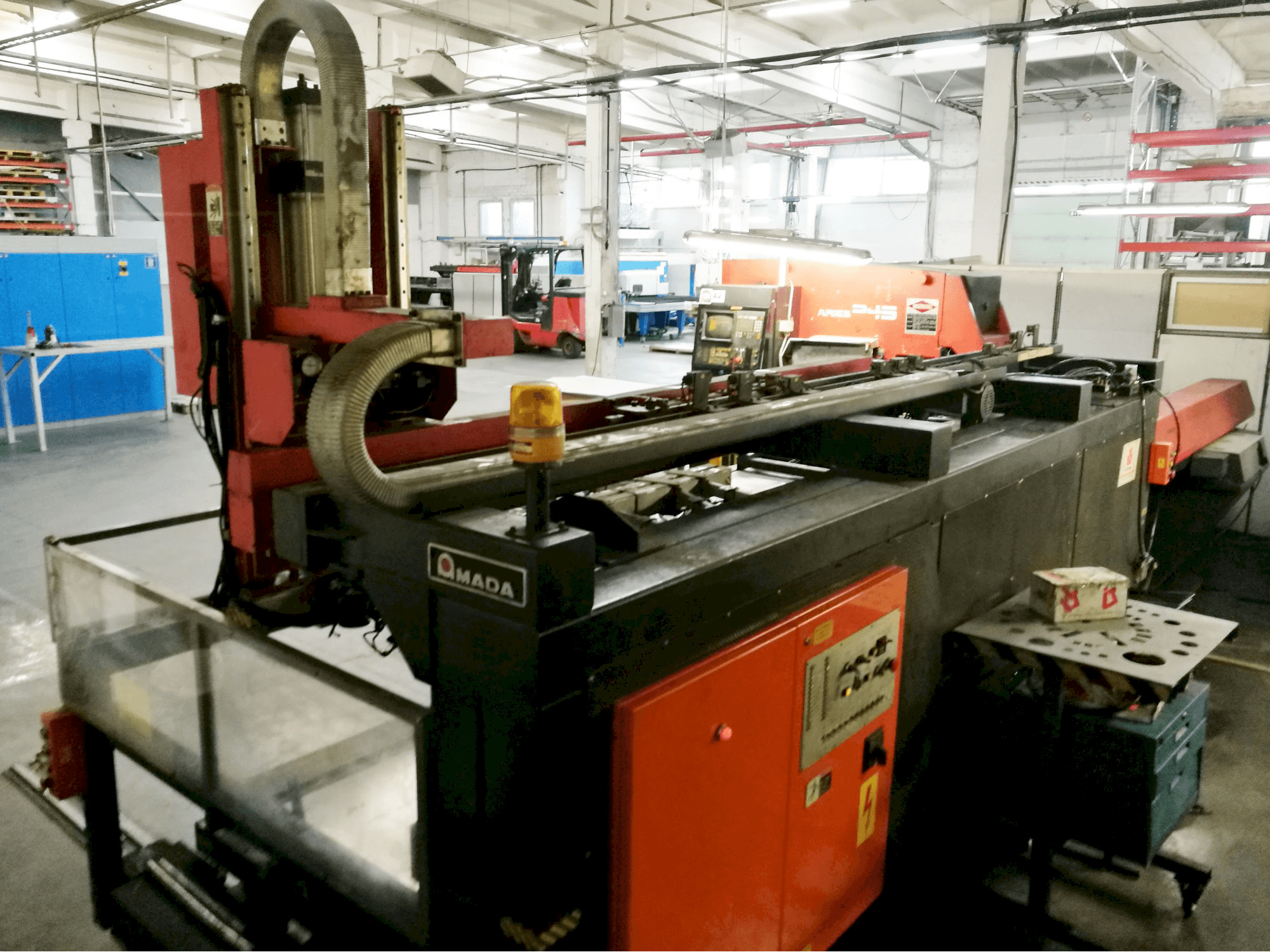 AMADA-maskinen sedd från vänster sidaARIES 245