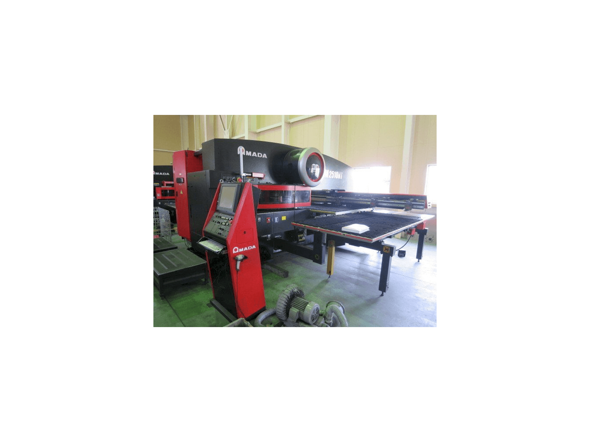 AMADA EM 2510NT-maskinen framifrån