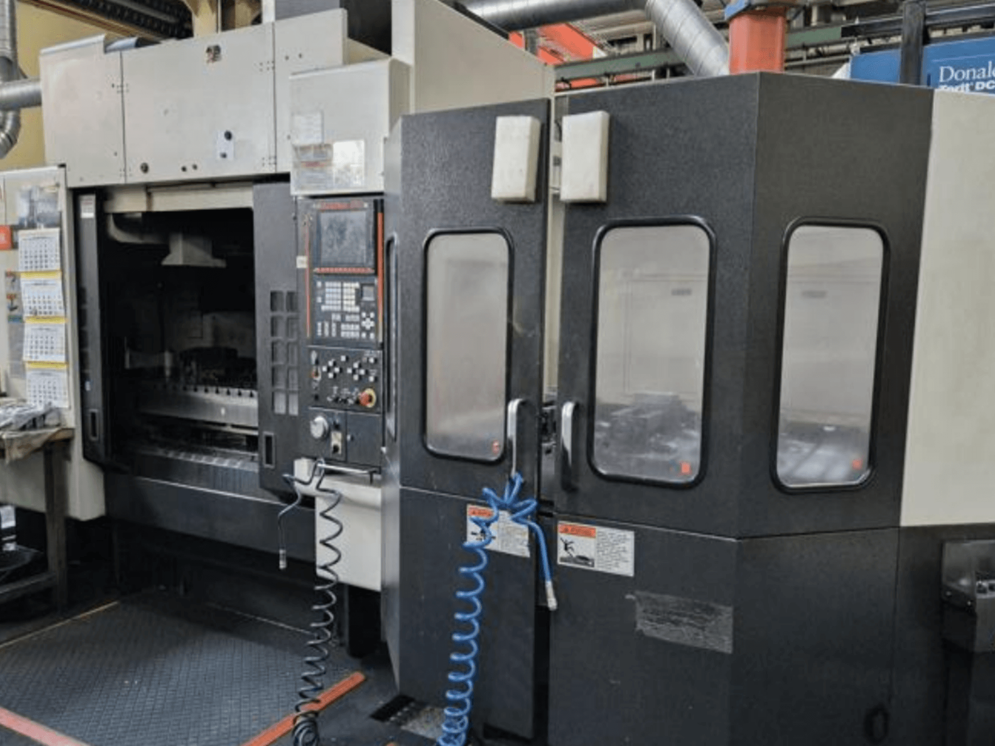 Mazak V515/40N vertikal fleroperationsmaskin framifrån, med kontrollpanel och slutet arbetsområde.