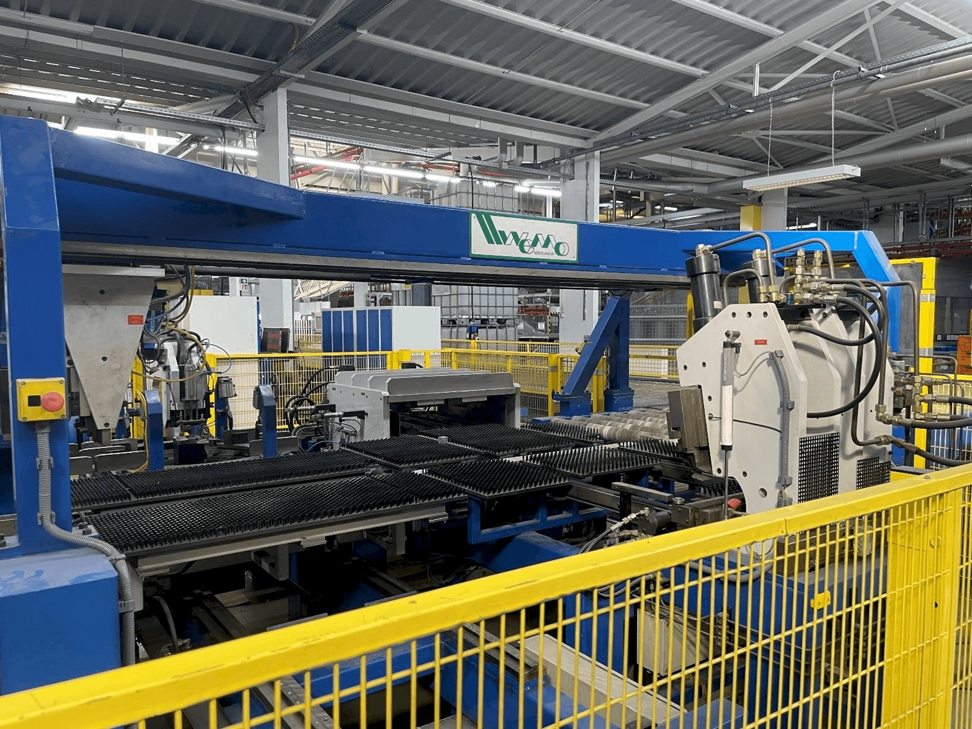WEMO Punching-Bending-System-maskinen framifrån