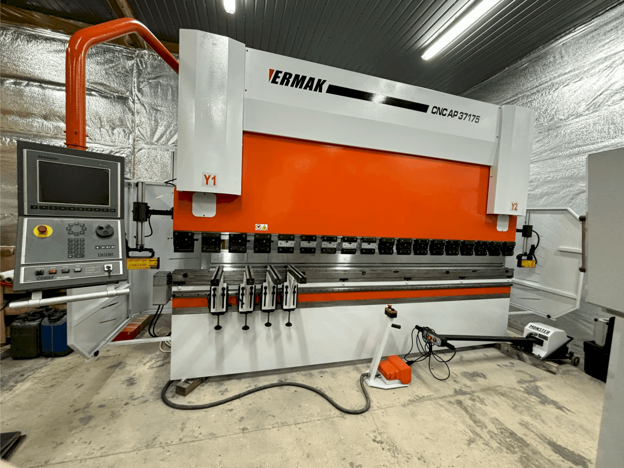 ERMAKSAN CNC AP 3760X175-maskinen framifrån