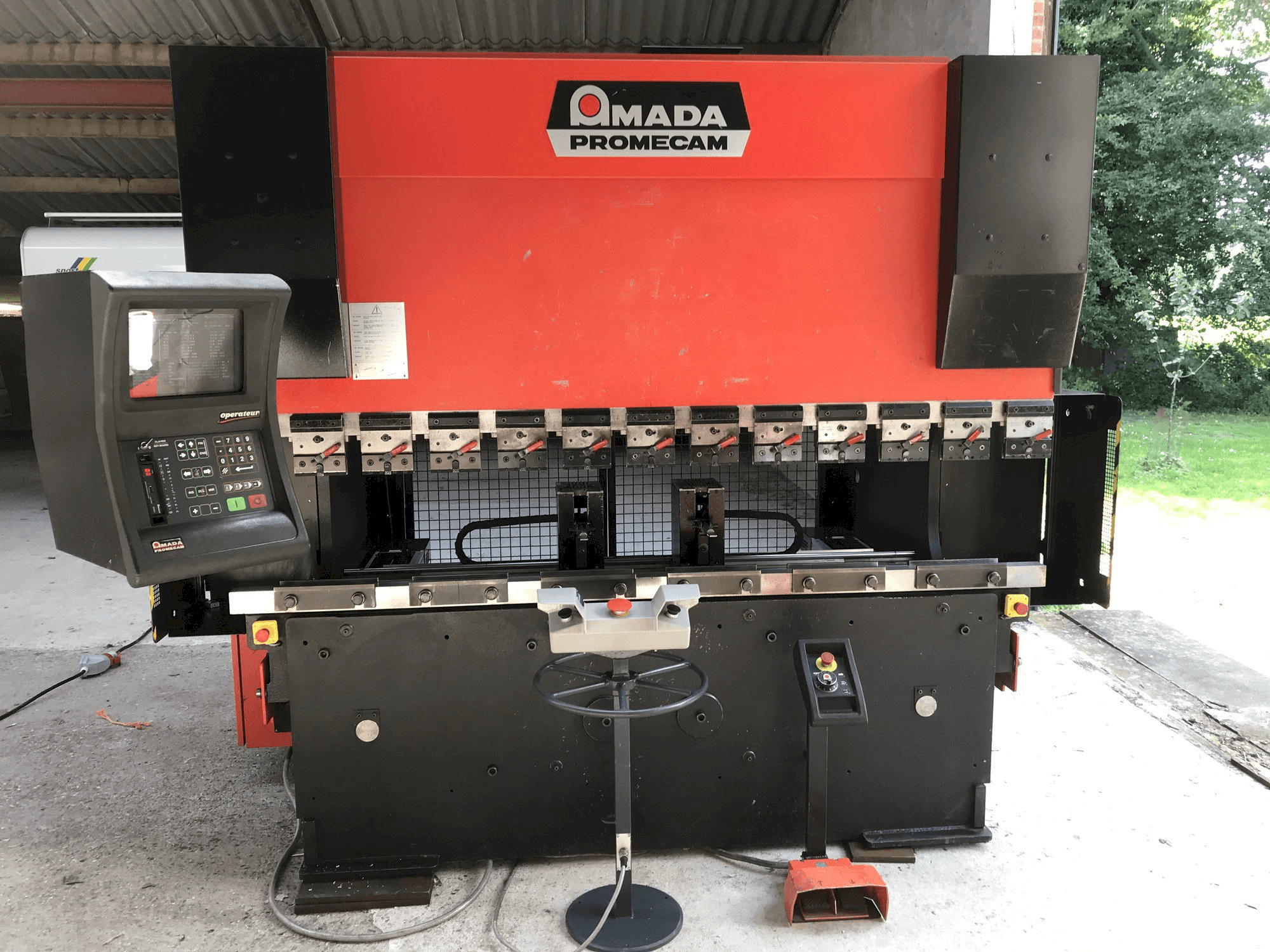 AMADA Promecam HFBO-maskinen framifrån