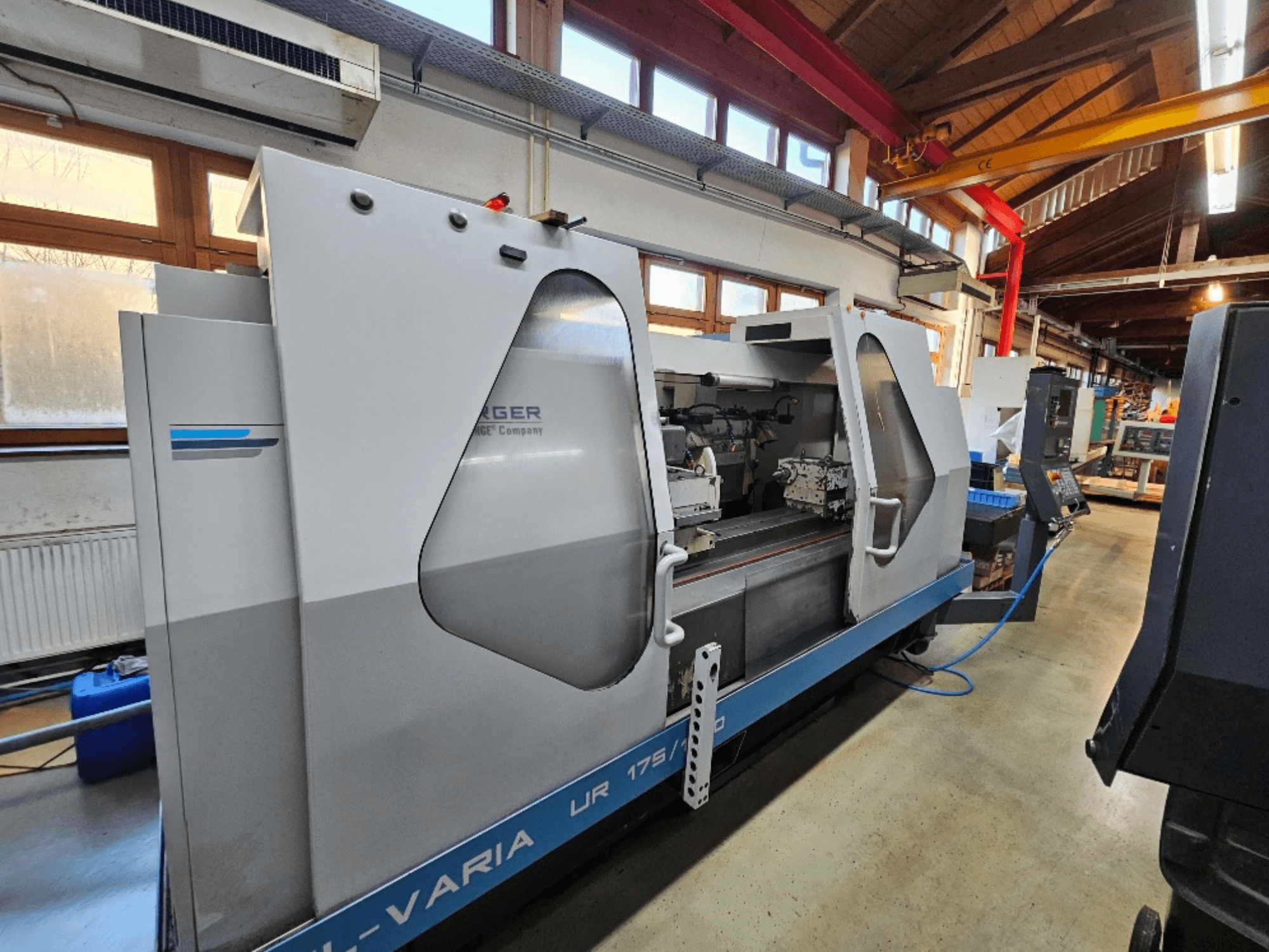 CNC-maskin från Burg, modell UR 175/300, vy från sidan. Har en elegant design med synliga reglage och arbetsområde.