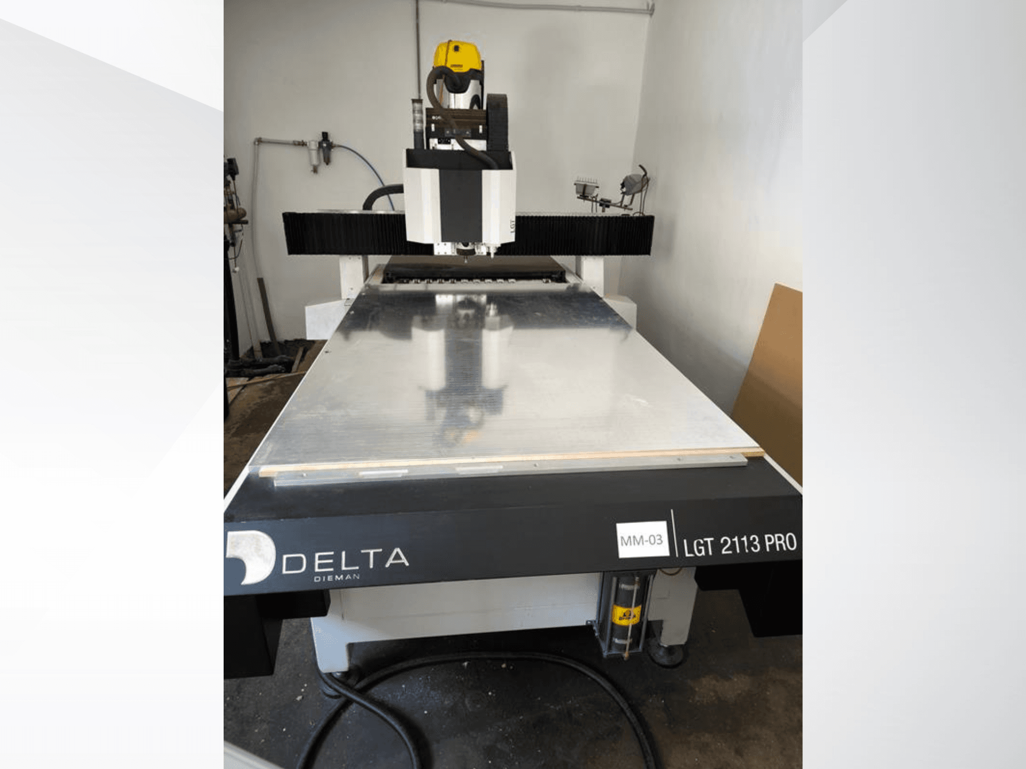 Delta LGT2113 PRO portfräsmaskin, framifrån, med detaljer på aluminiumytan och kontrollpanelen.