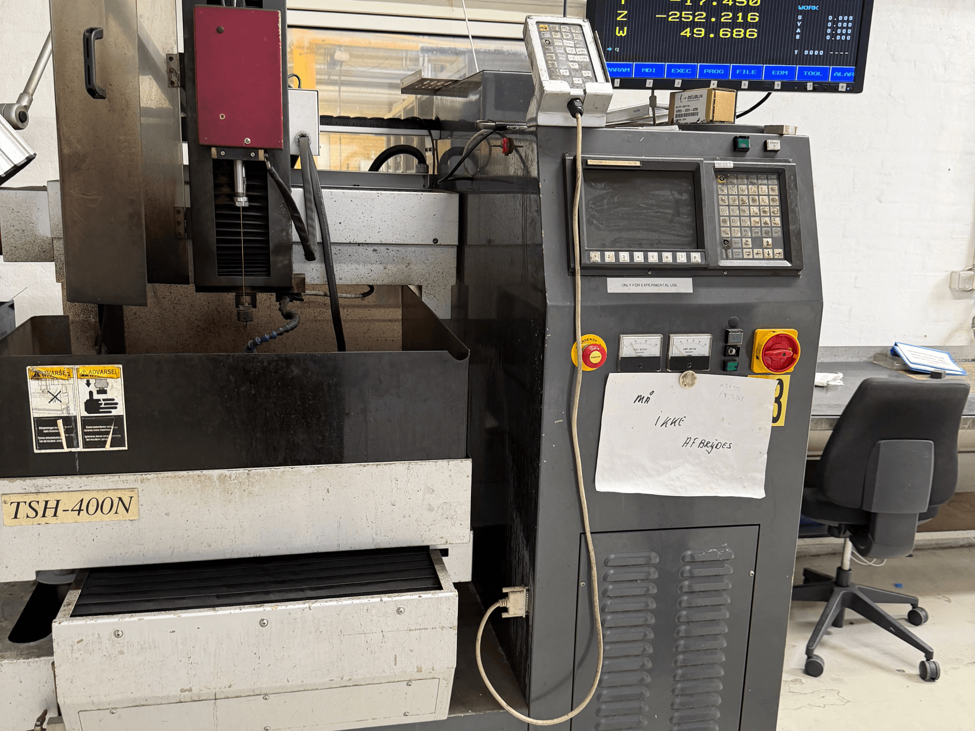 EDM-maskin för djupgjutning, TOPEDM TSH-400N, framifrån med kontrollpanel, bearbetningsområde och driftsindikatorer.