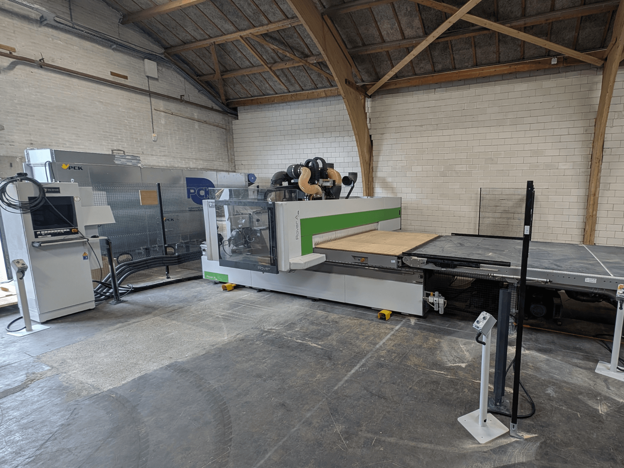 PCK CNC-bearbetningscenter, framifrån, har en stor skärbädd, kontrollpanel, dammutsugningssystem och robust design.