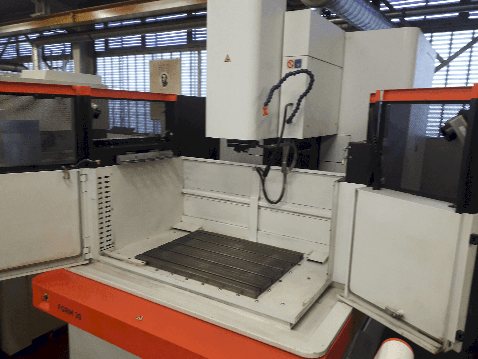 AgieCharmilles FORM 30-maskinen framifrån