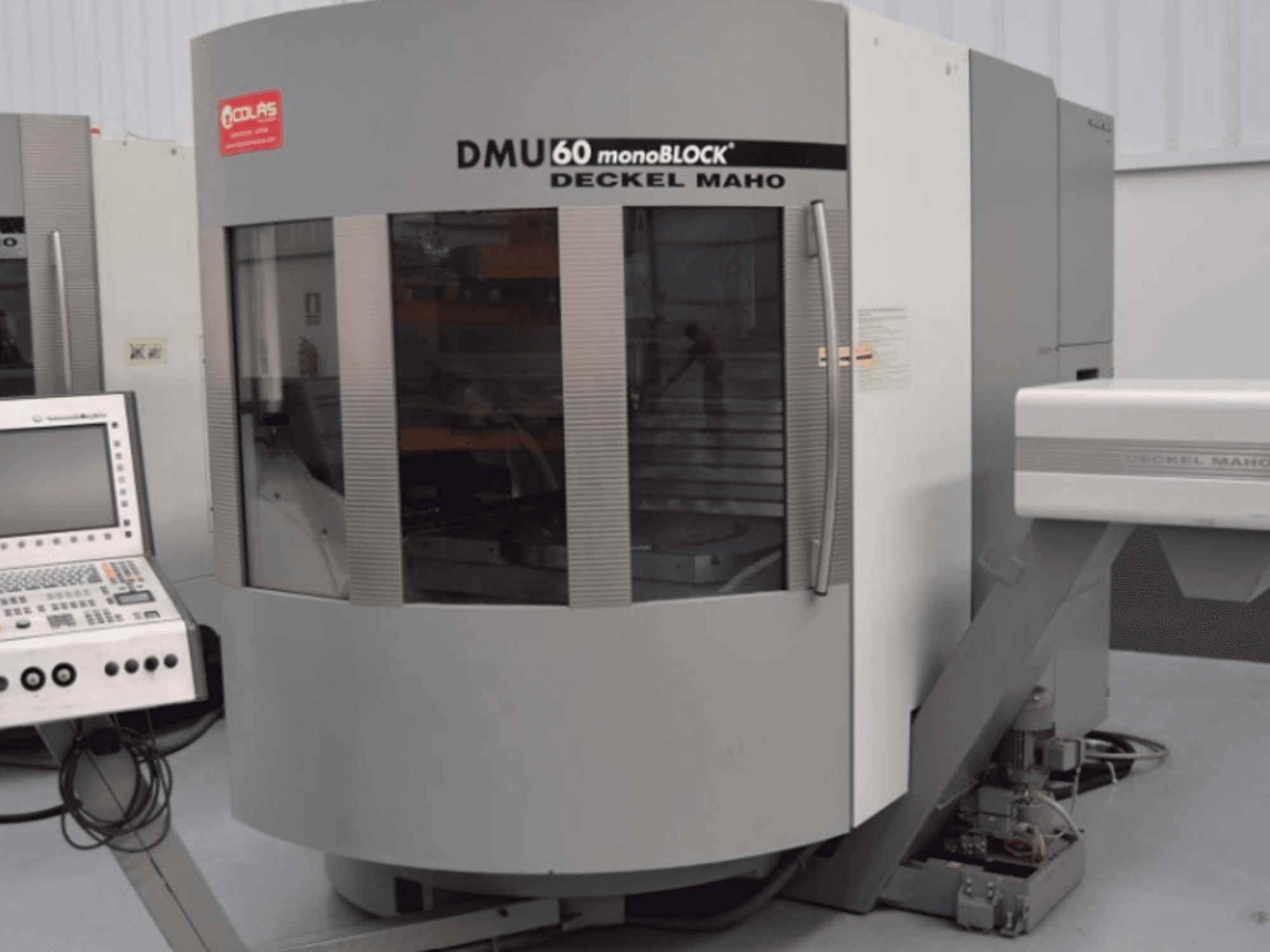 DMG DMU60 vertikalt monoblock-bearbetningscentrum, sett framifrån med kontrollpanelen synlig till vänster.