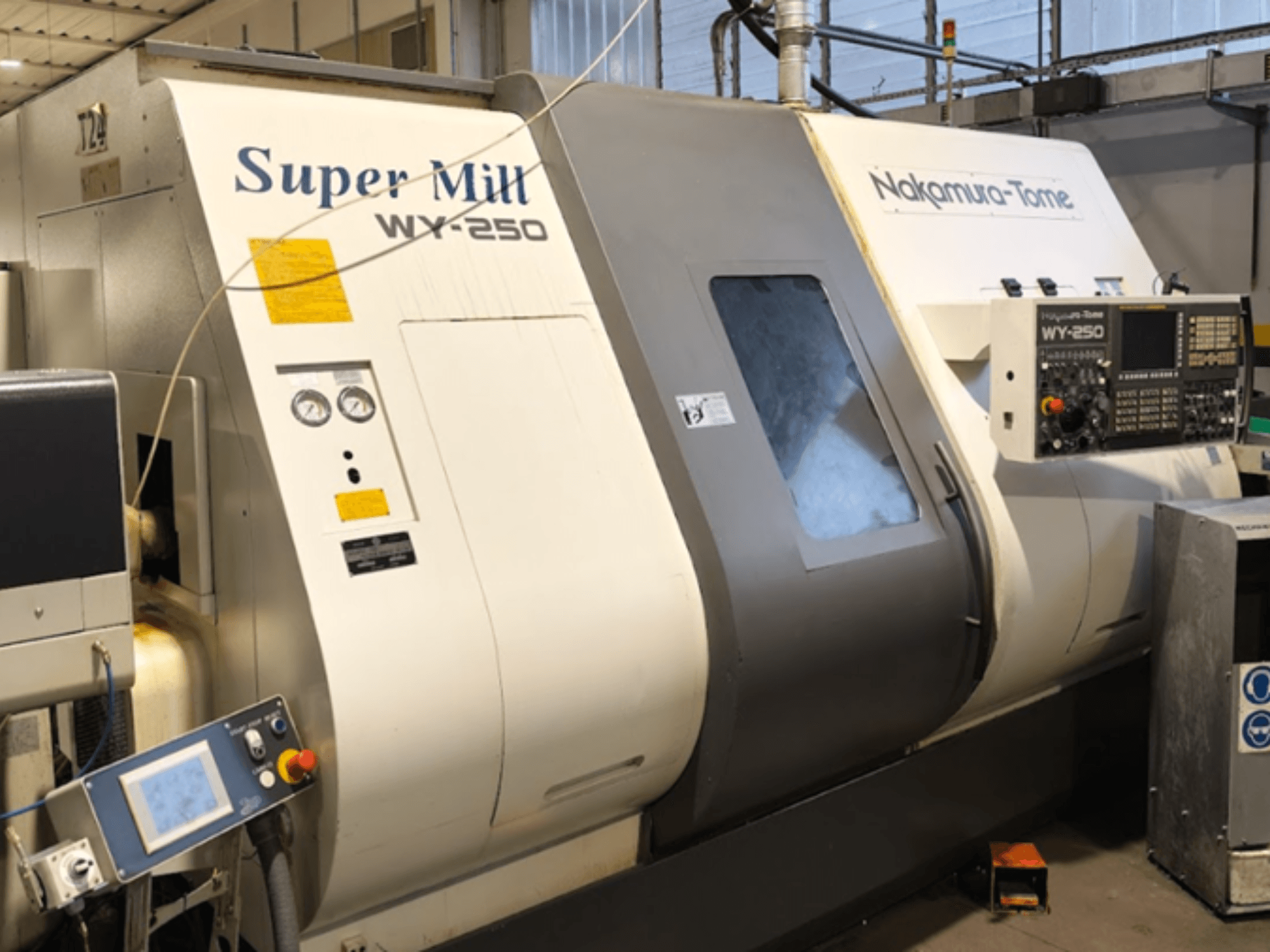 Horisontell svarv NAKAMURA-TOME WY 250 framifrån; har kontrollpanel och display, märkt "Super Mill".