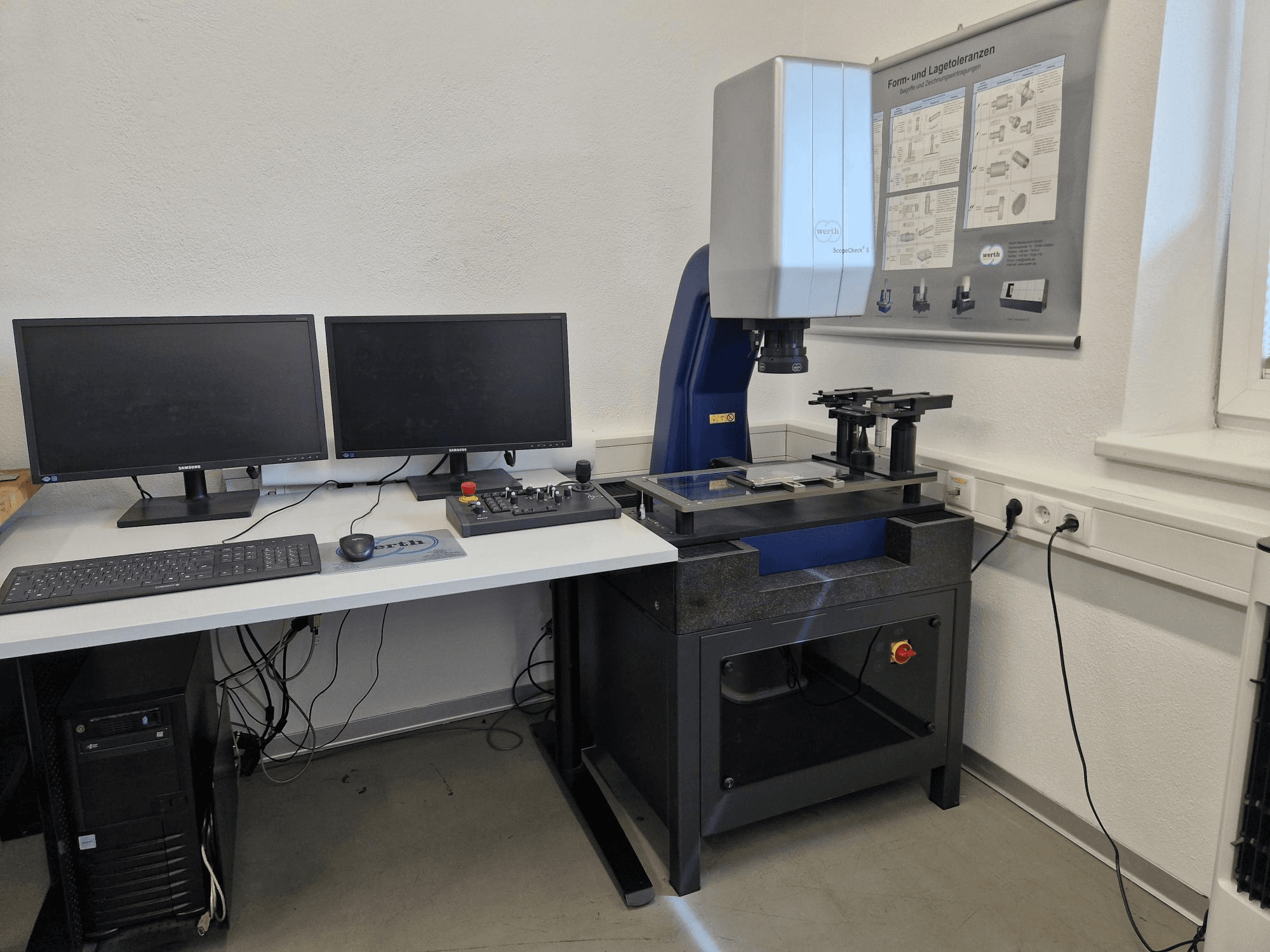 Werth Scopecheck 300S CMM i en labbuppställning; inkluderar ett mätbord, dubbla bildskärmar och en kontrollpanel.