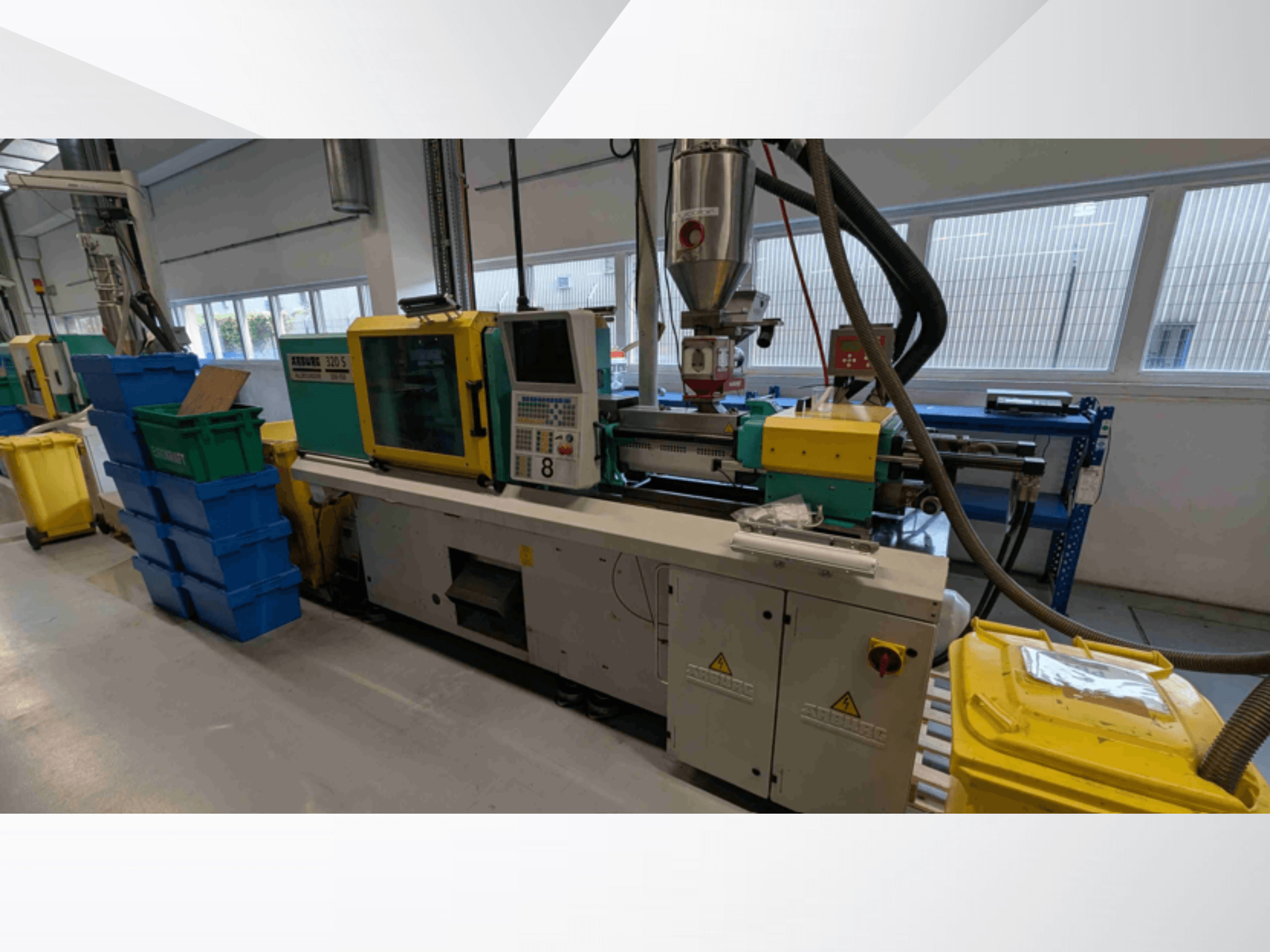 Hydraulisk formsprutningsmaskin Arburg 320 S 350-150, framifrån, med kontrollpanelen, extrudern och färgbehållarna.