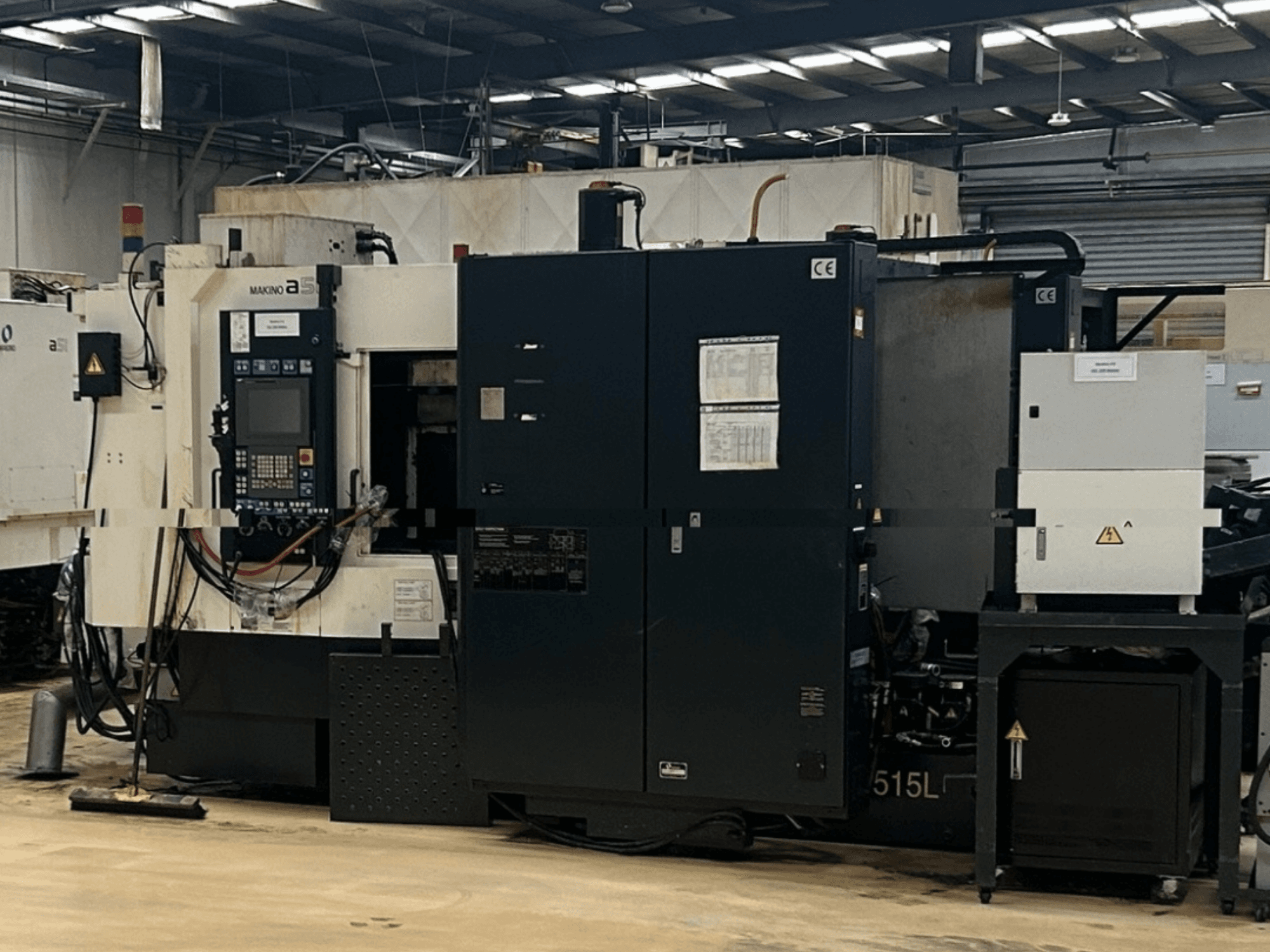 Makino A51-5XR horisontellt bearbetningscenter, framifrån med kontrollpanel, strömförsörjning och maskinkomponenter.