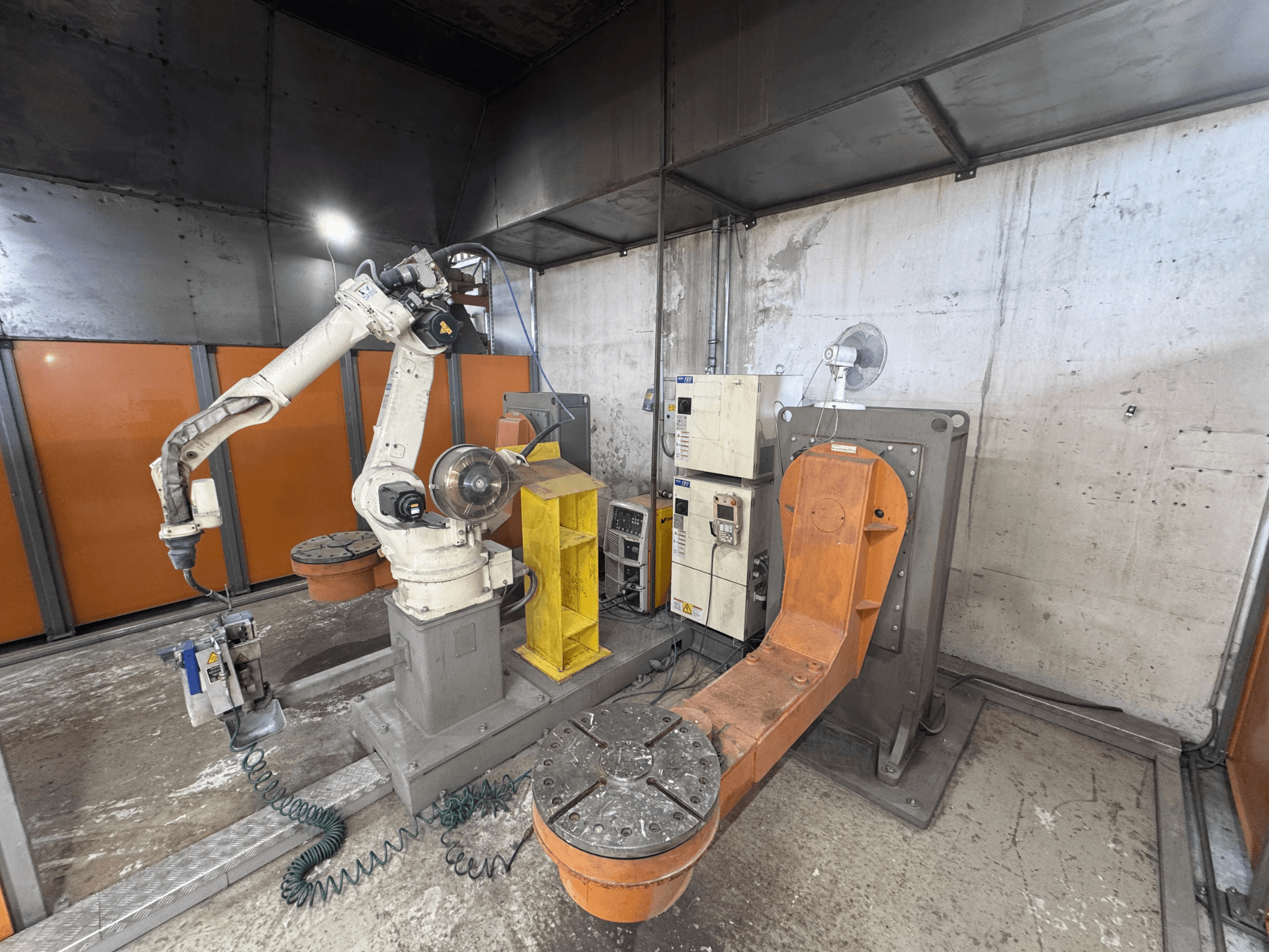 DAIHEN VARSTROJ FD-B4L 1GM/2DM robotarm i industriell miljö, sidovy med kontrollpanel och vridbar bas synlig.