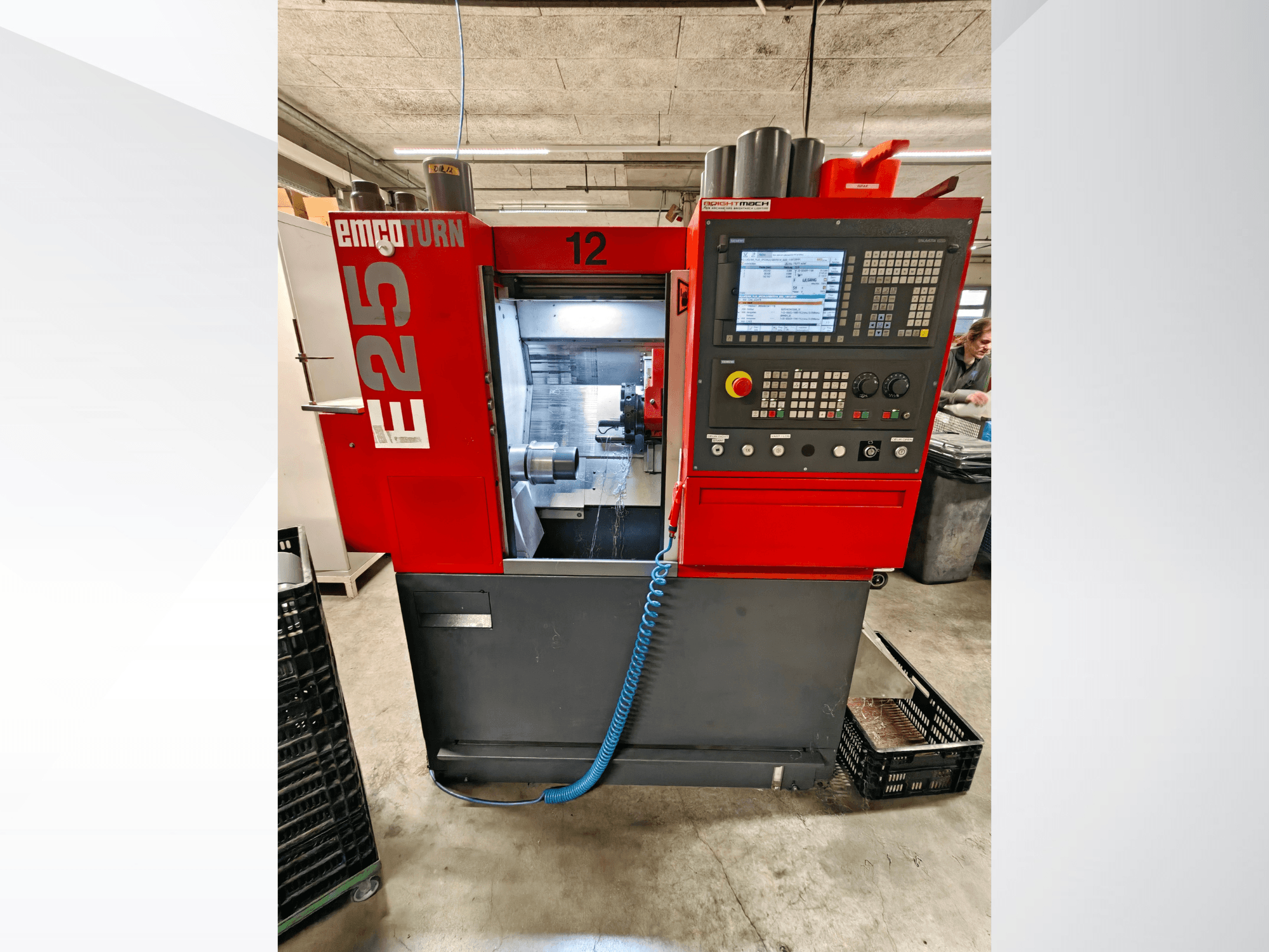 Framifrånvy av den horisontella svarven EMCO E25 med en digital kontrollpanel och arbetsområde, där driftsdetaljerna visas.