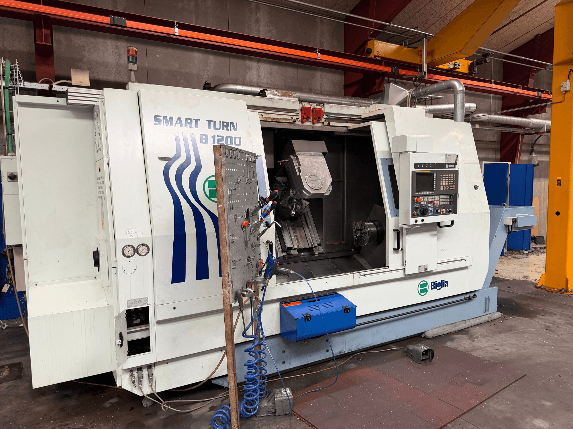Biglia B.1200/S-Smart svarv-fräscenter sett framifrån; visar manöverpanelen, ett arbetsstycke i spindeln och tryckmätare.