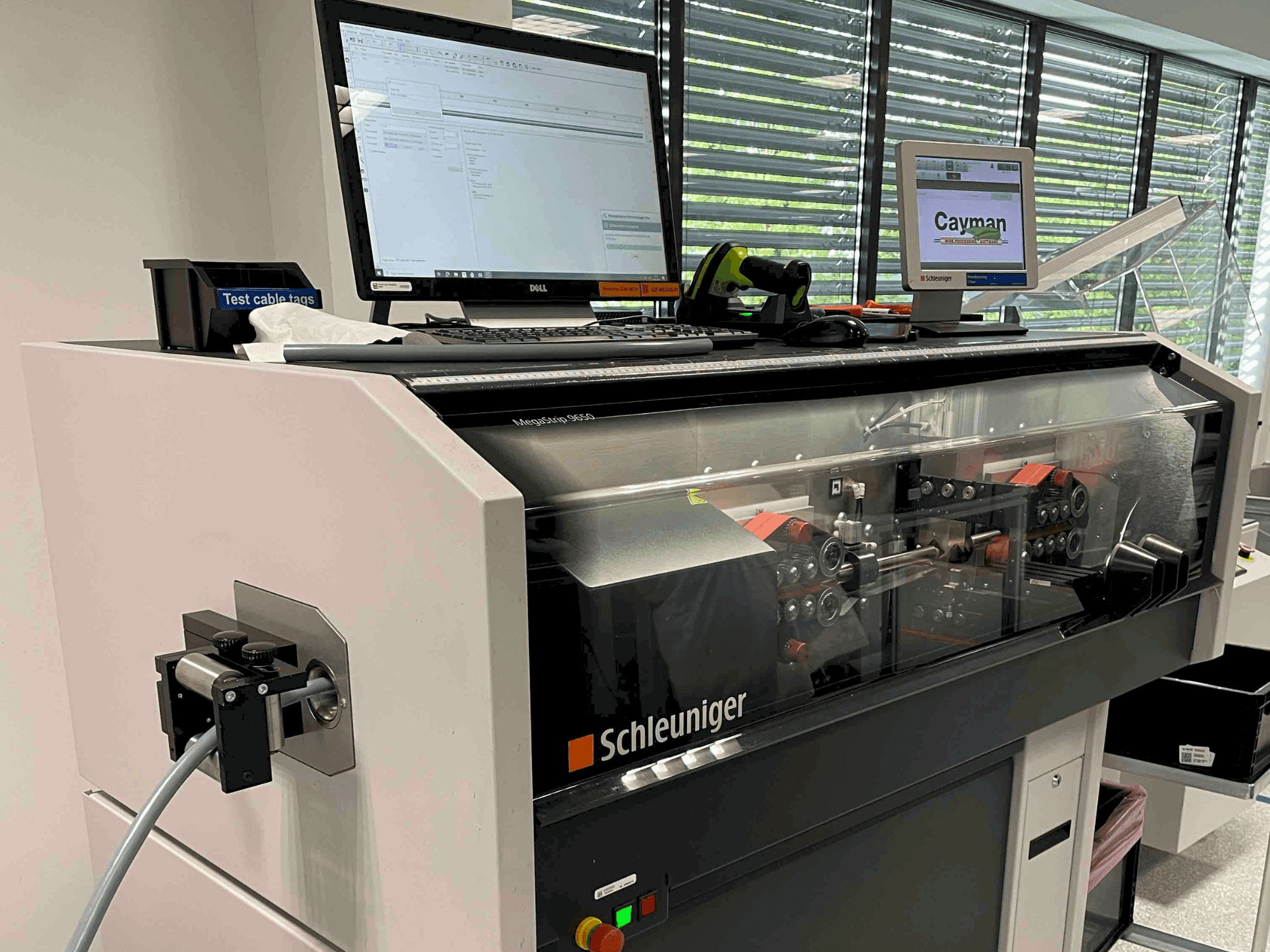 Schleuniger MegaStrip 9650-maskinen framifrån