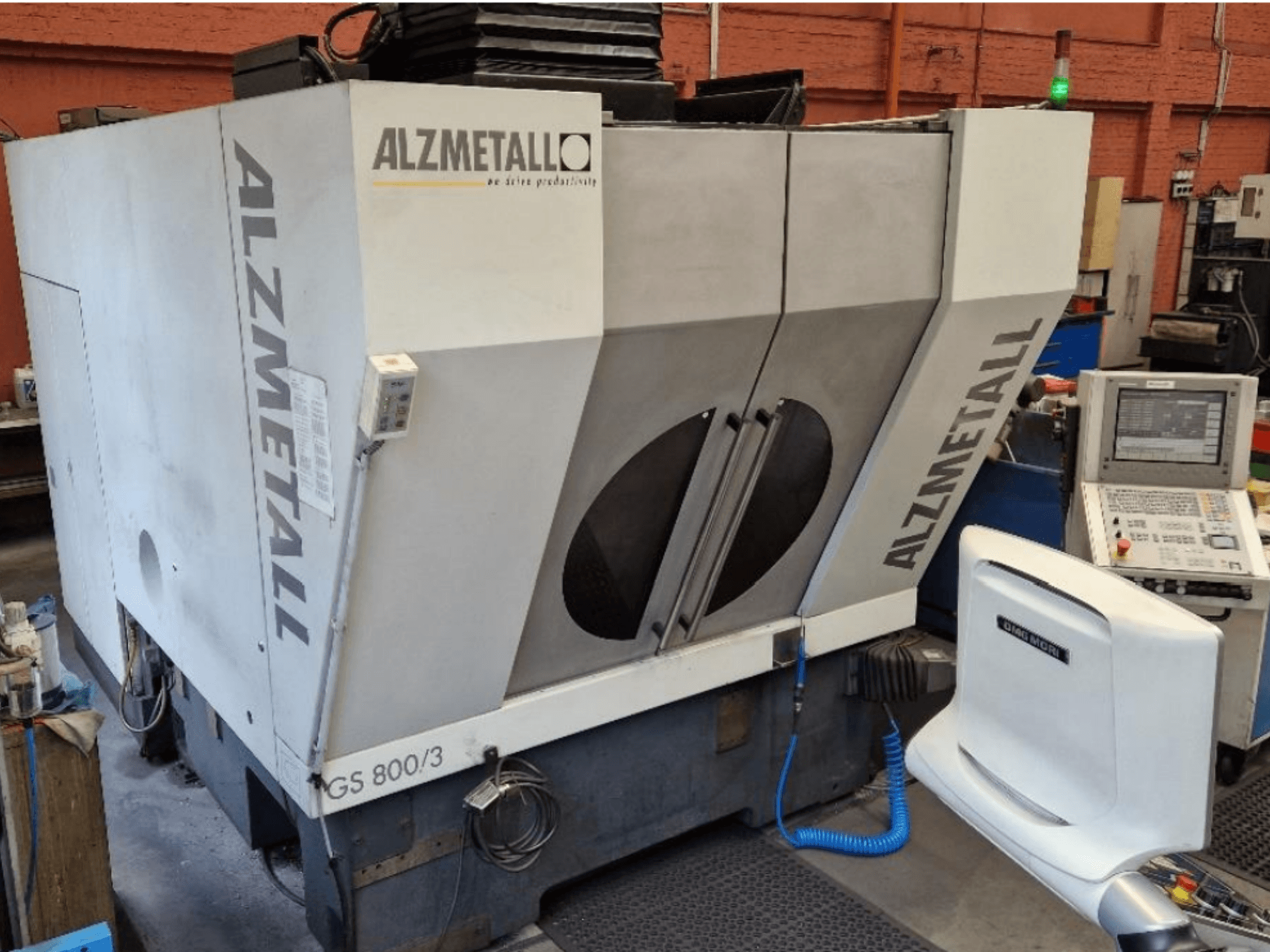 Vertikalt bearbetningscenter Alzmetall GS 800/3, framifrån sett med maskinhuset och kontrollpanelen.