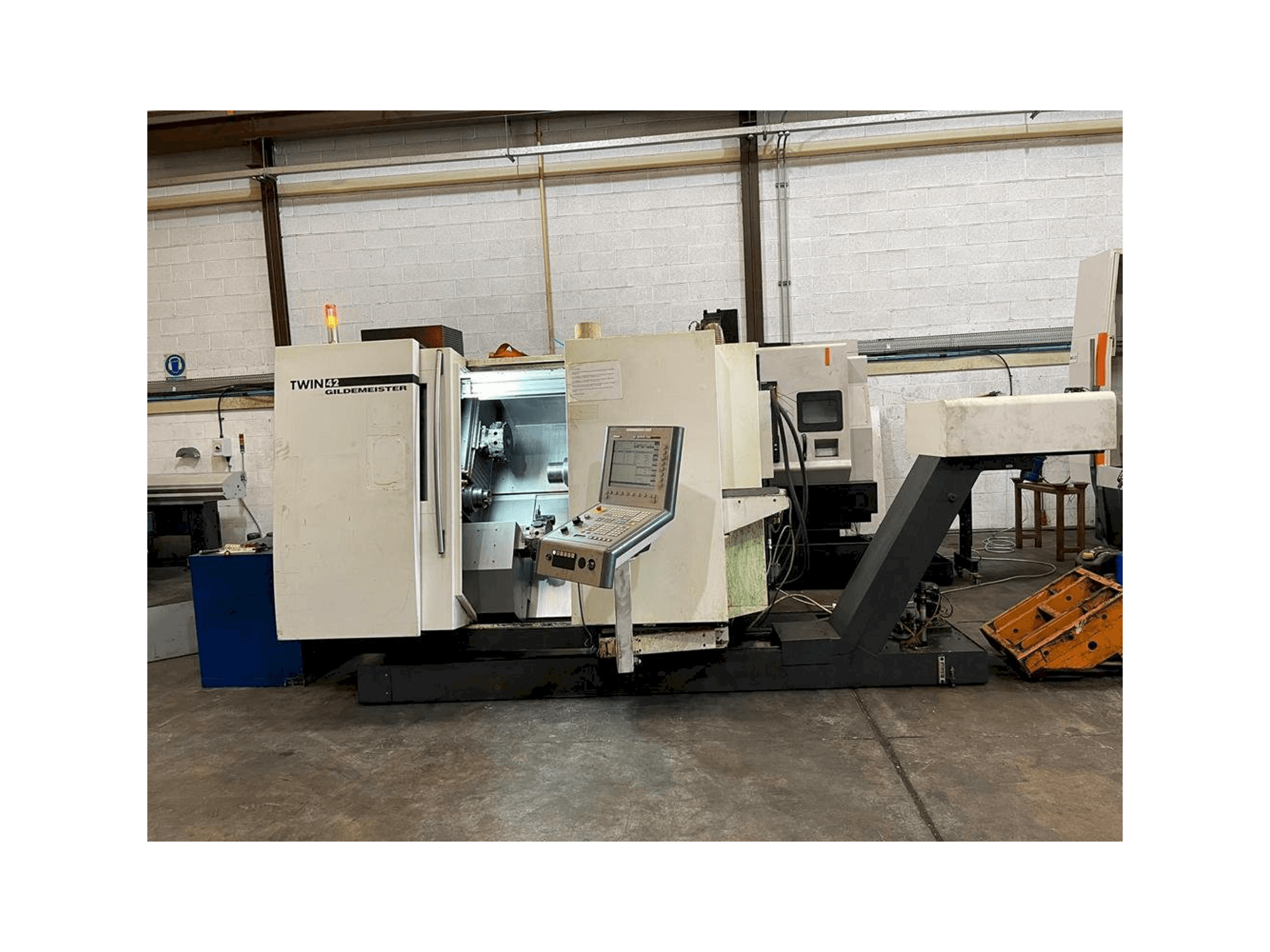 DMG GILDEMEISTER TWIN 42 Rg1-maskinen framifrån