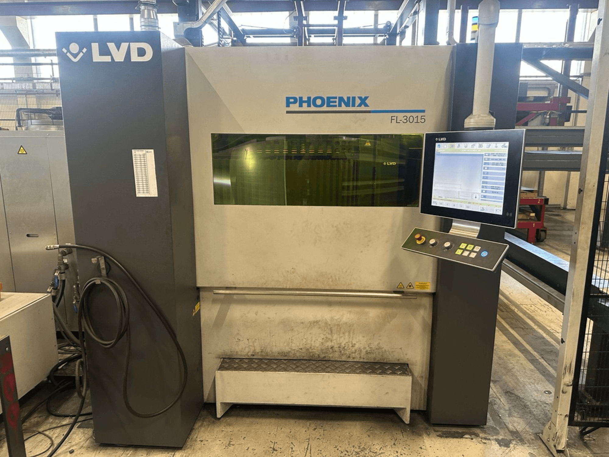 LVD Phoenix FL-3015 laserskärmaskin, framifrån, har en digital kontrollpanel och synliga slangar.