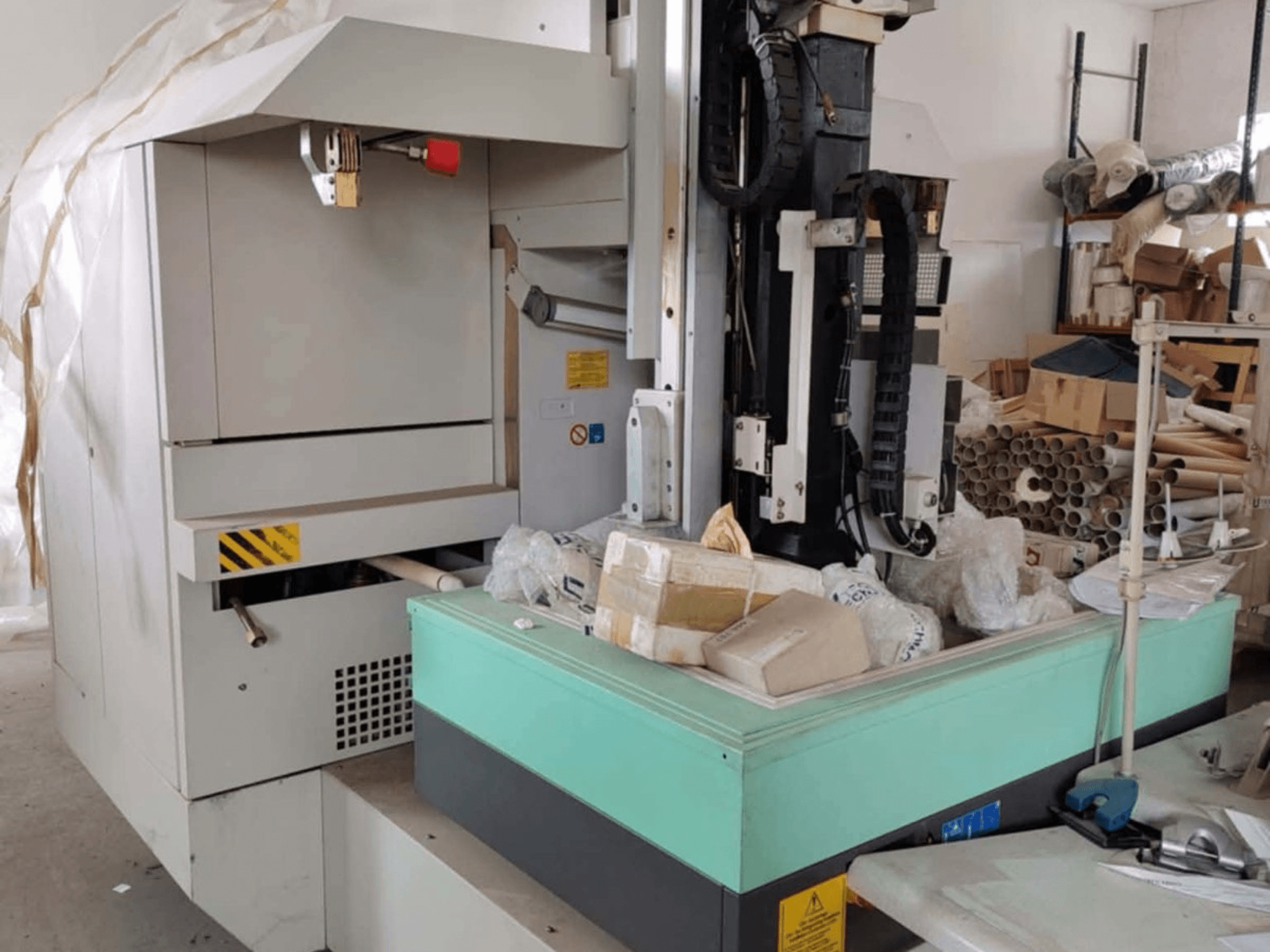 AGIE AGIETRON INTEGRAL 2 sänkgnistmaskin, vy framifrån, visar kontrollpanel, arbetsbord och omgivande skräp.