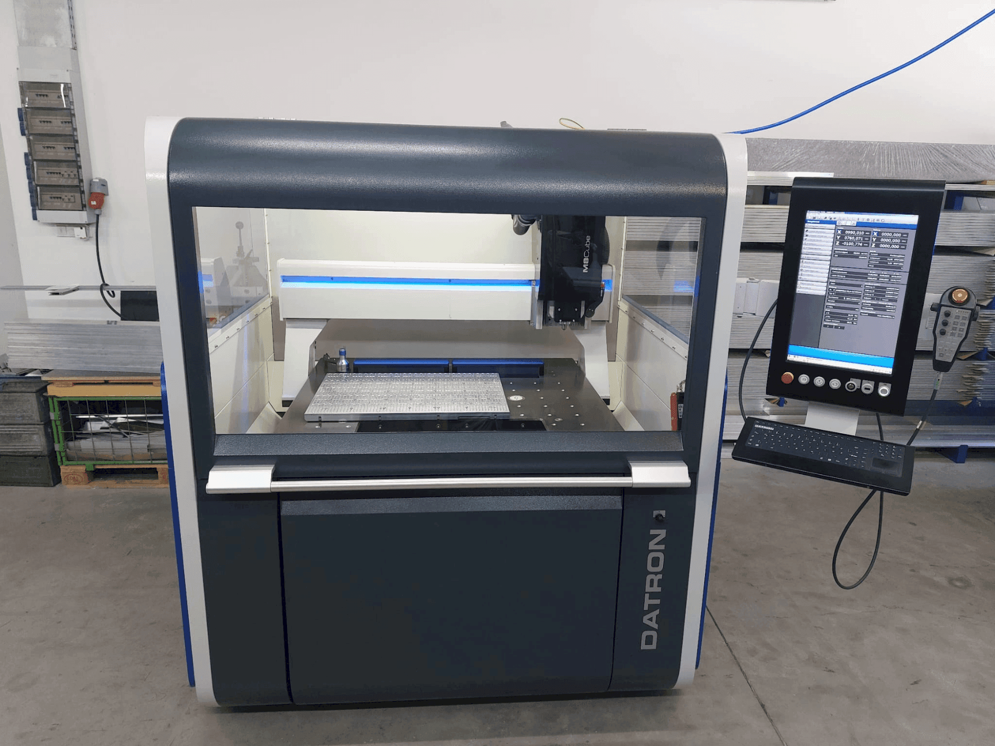 Datron M8 Cube-maskinen framifrån