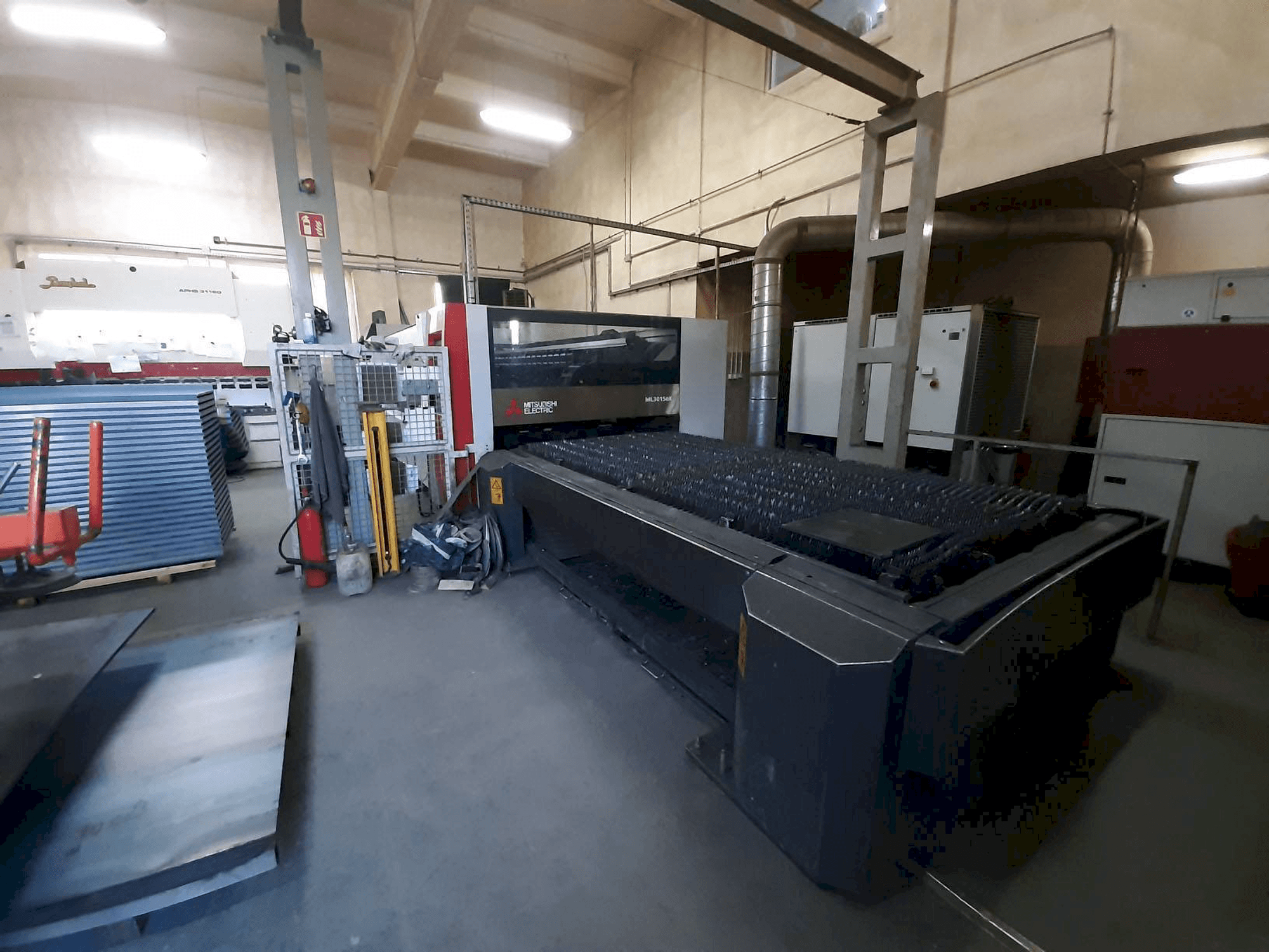 Mitsubishi ML3015 eX(S2)-450F-R-maskinen framifrån