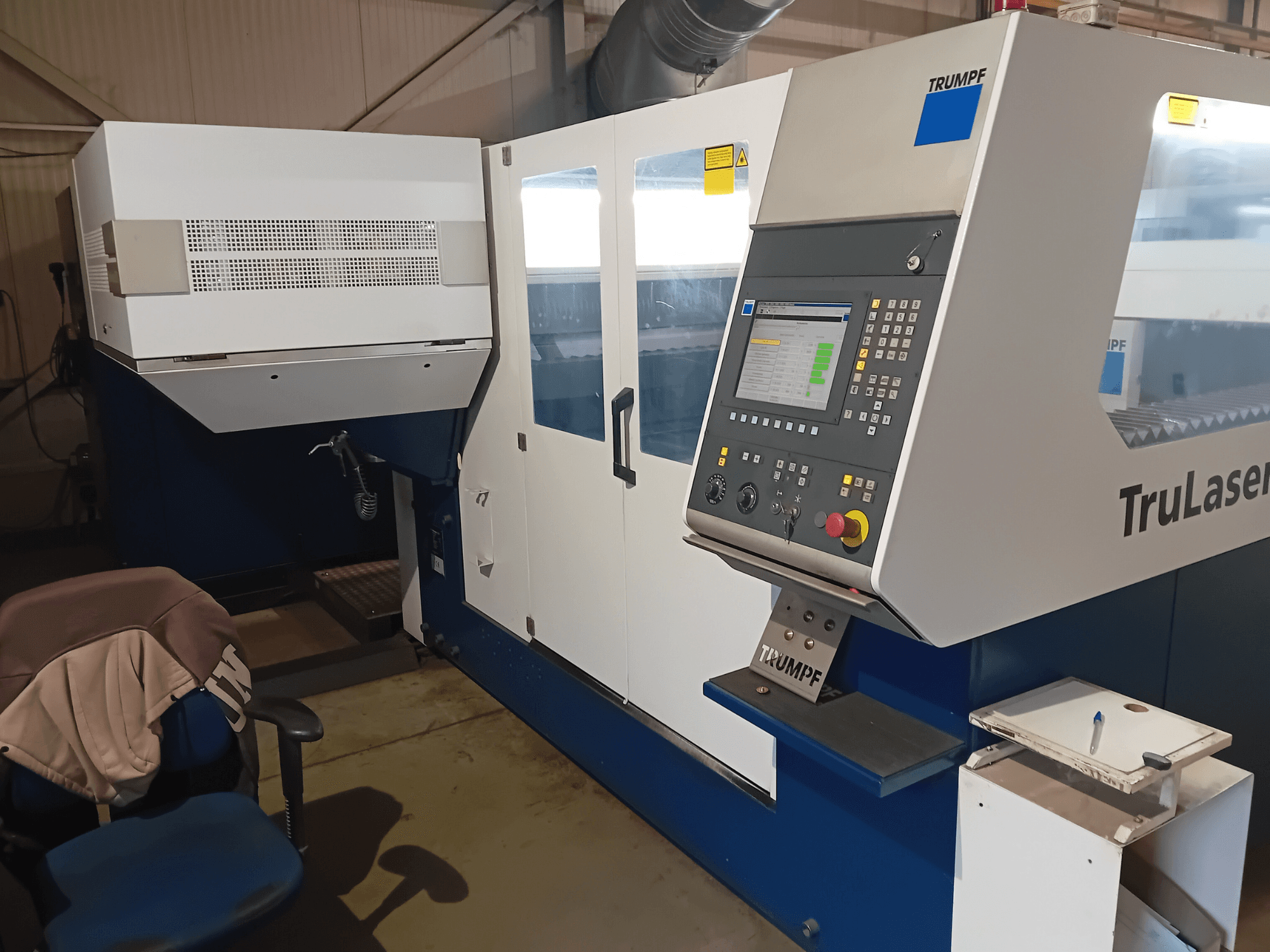 TRUMPF TruLaser 3030 CO2-laserskärmaskin, framifrån, med kontrollpanel och operatörsstation.
