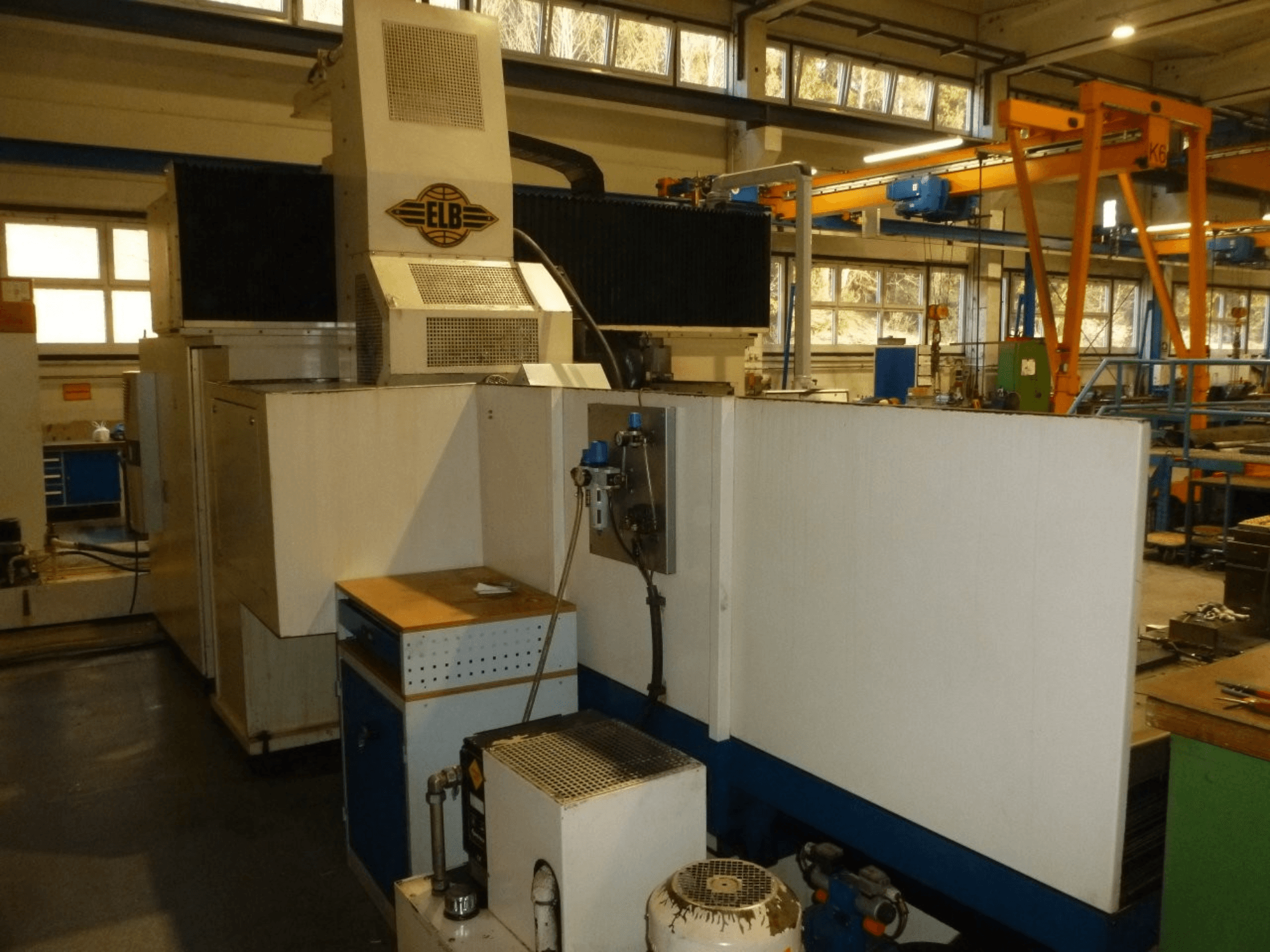 ELB SWP 225/125 SPS planslipmaskin, framifrån med kontrollpanel och operativa designdetaljer.