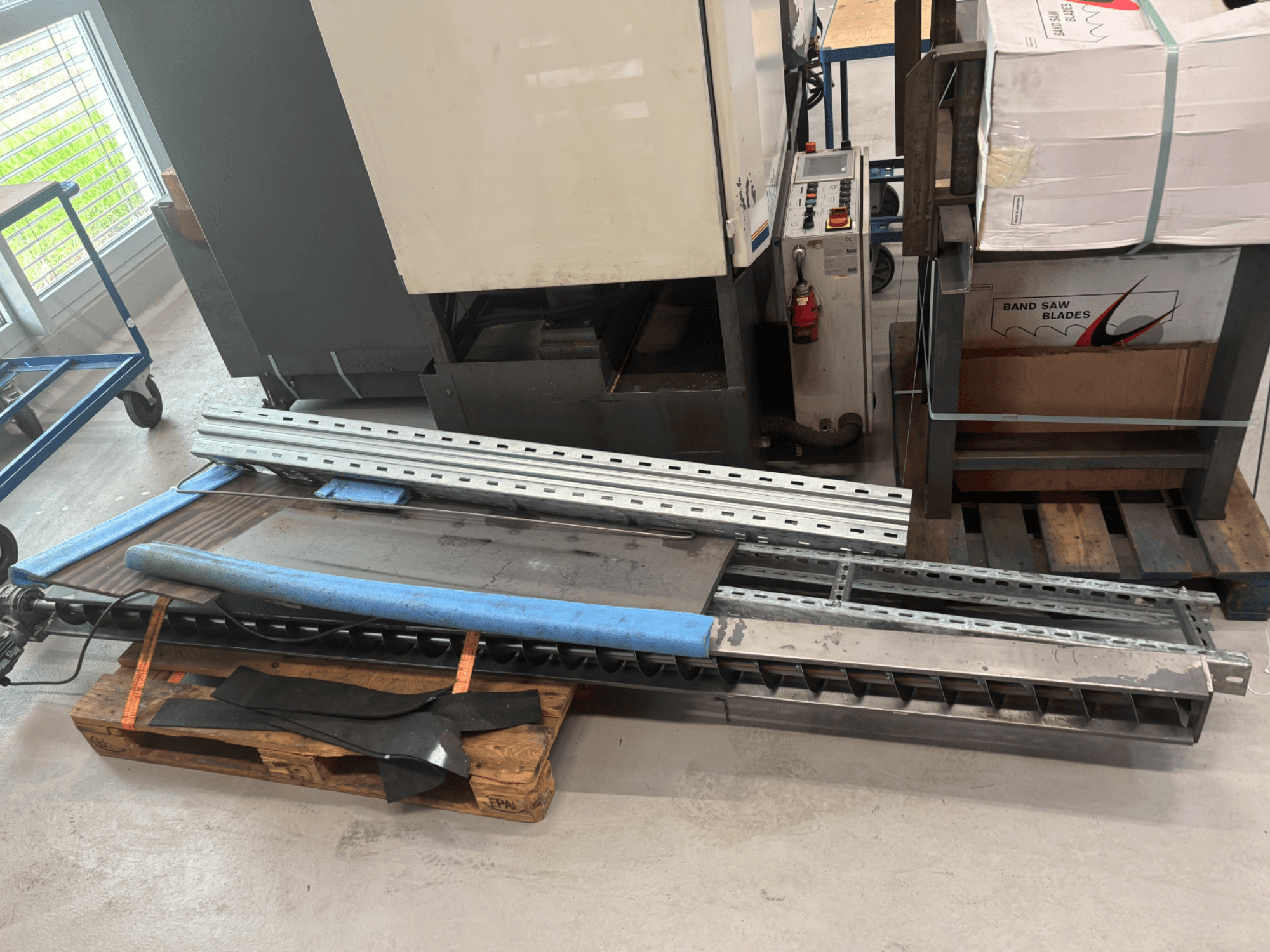 BAUER SA 430 ZA bandsåg i metall, visad från sidan, med metallram och komponenter på en träpall.