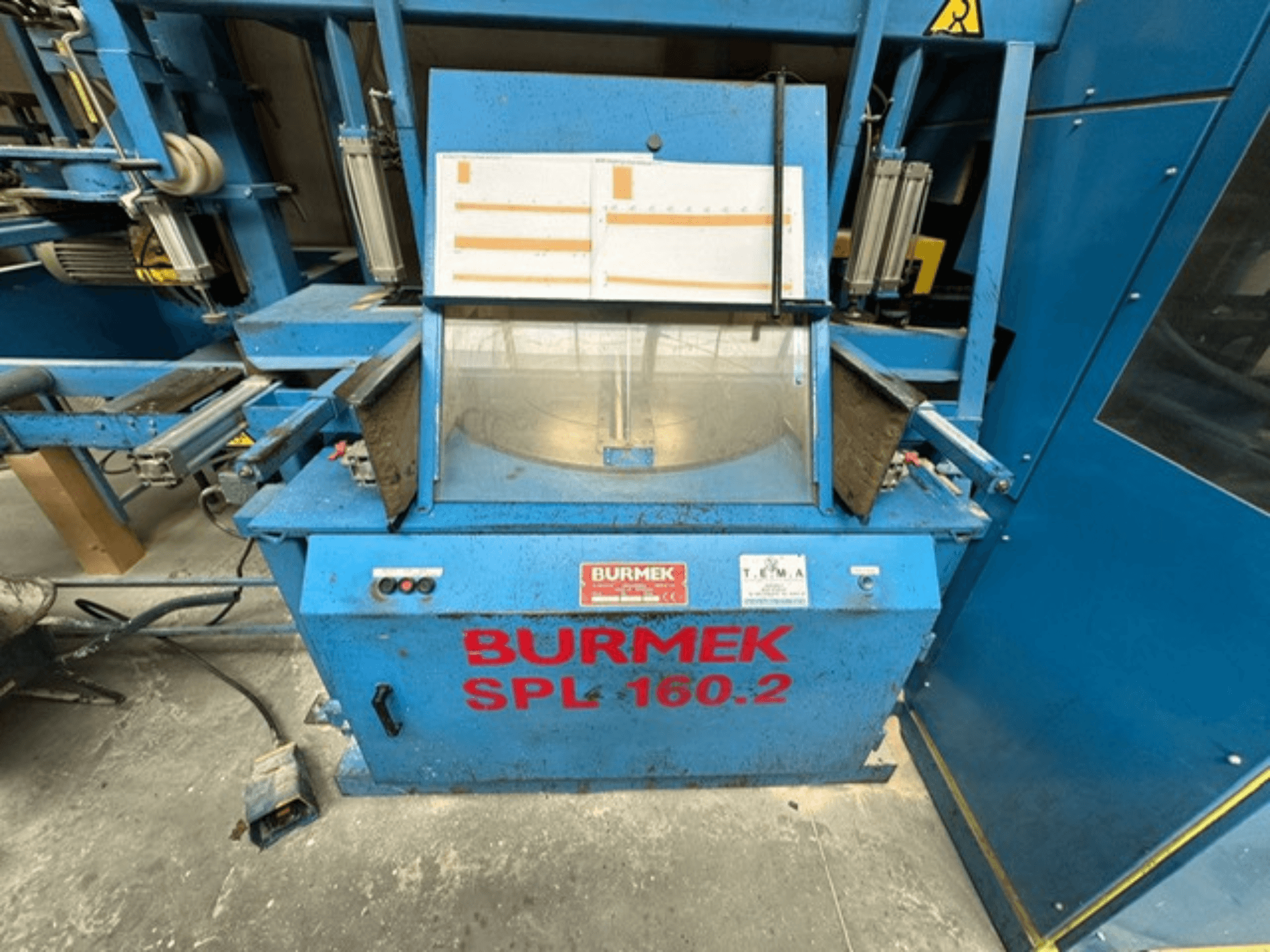 Blå BURMEK SPL 160.2 trämaskin, framifrån, med kontrollknappar och en glaspanel som visar interiören.