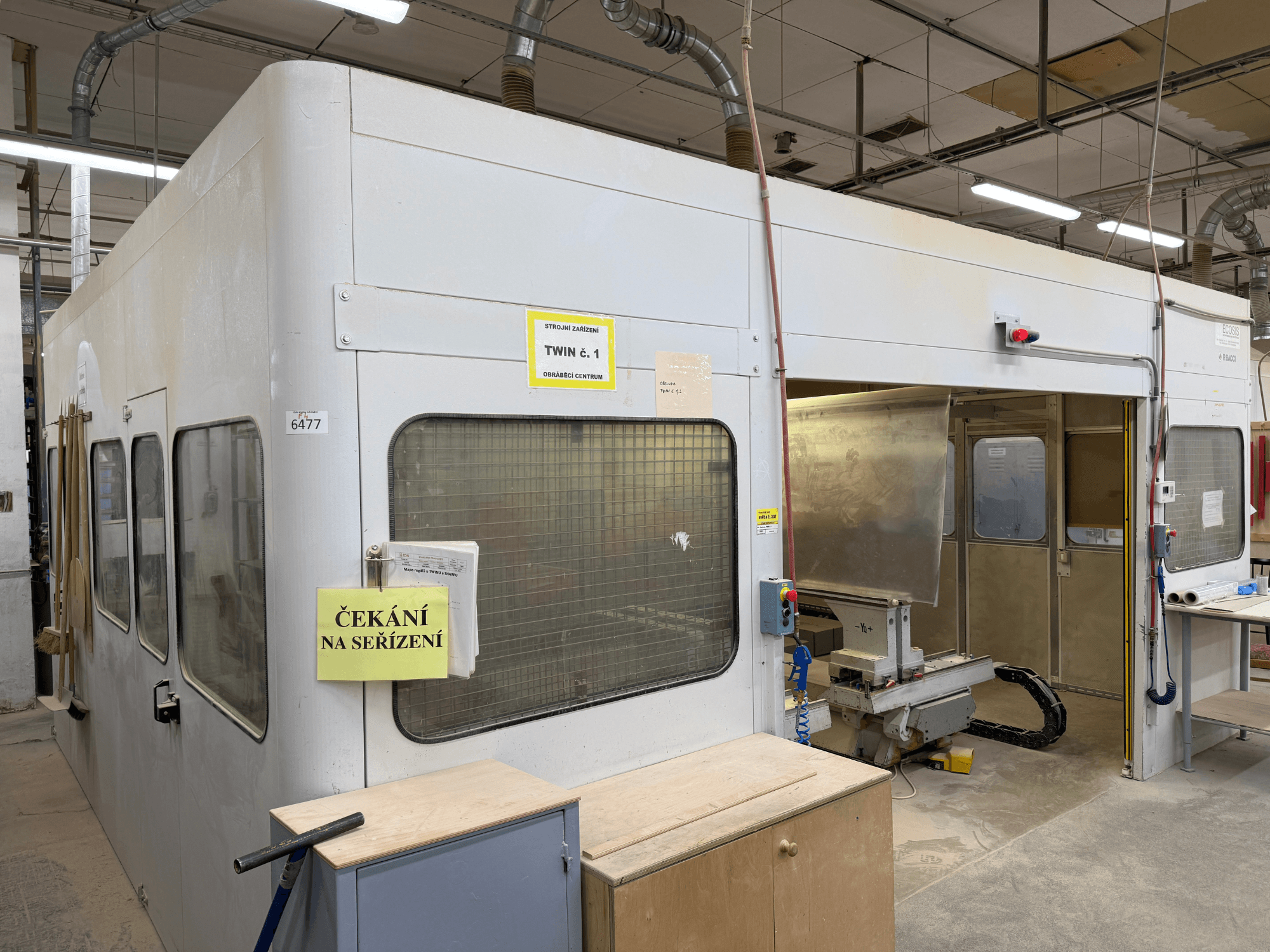 CNC-bearbetningscenter för trä BACCI TWIN, framifrån, med stor arbetsstation och kontrollpaneler.