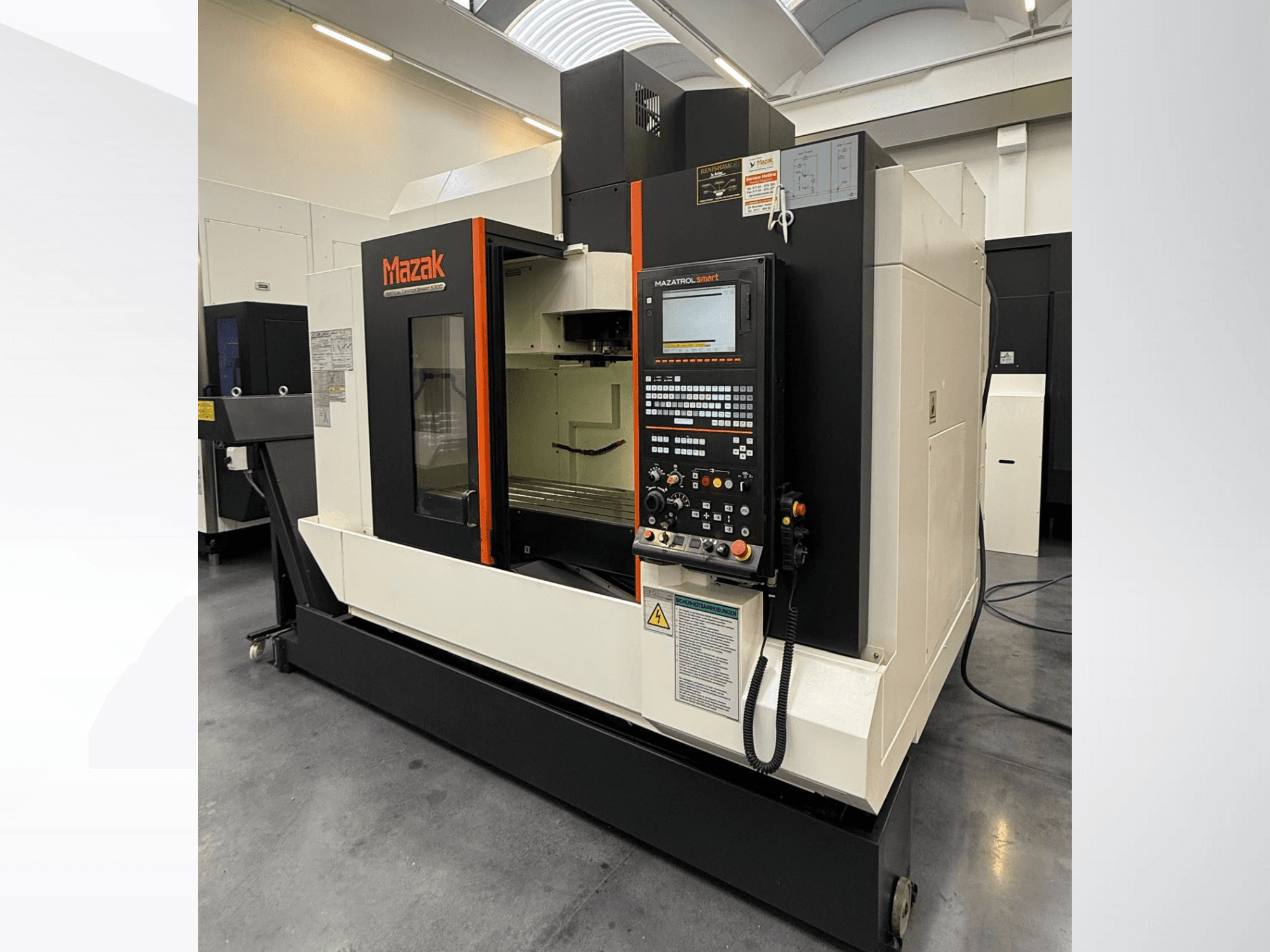 Mazak CNC-maskin, framifrån, med kontrollpanel och ett rymligt arbetsområde med precisionsskärverktyg.