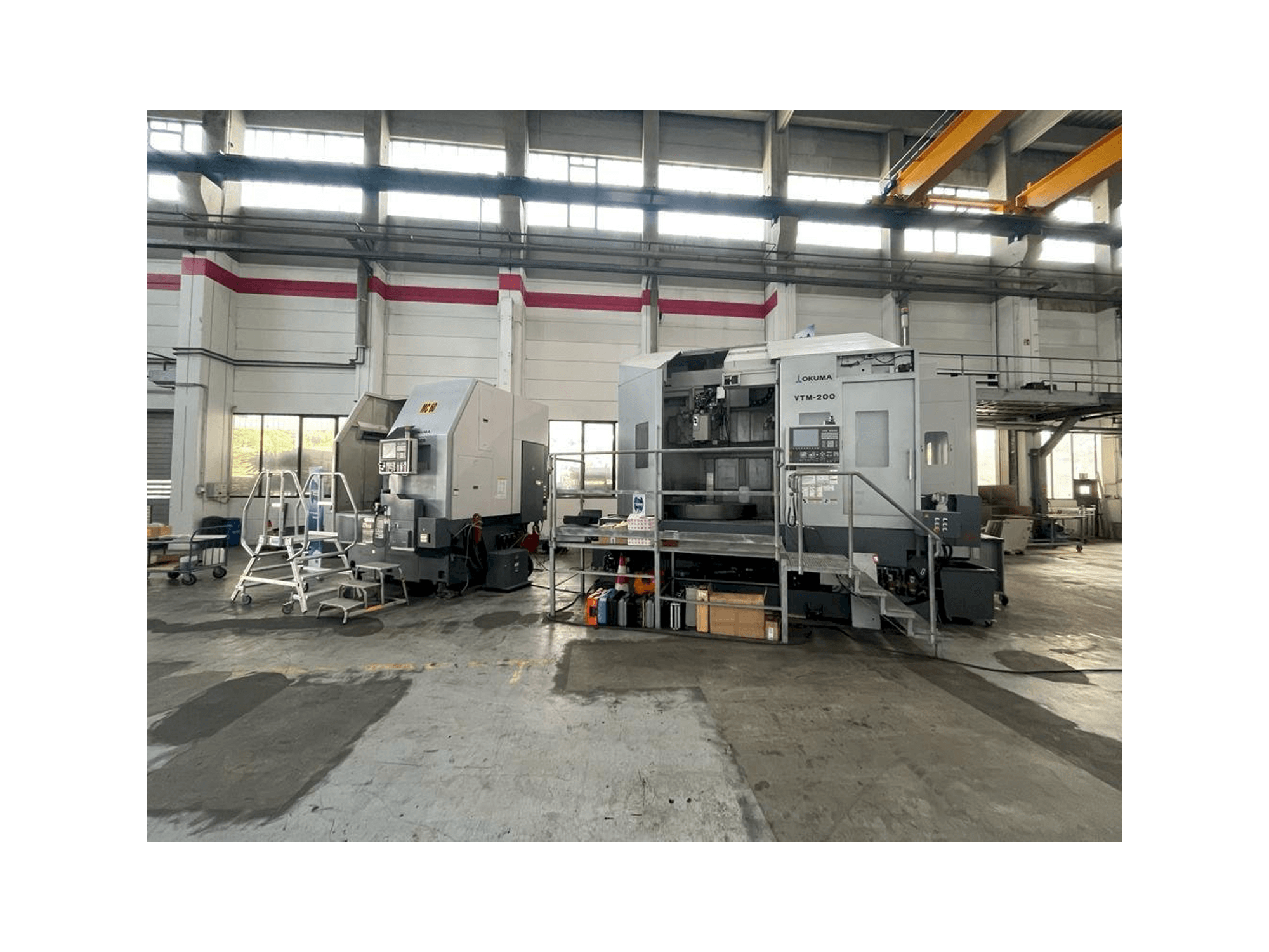 Okuma VTM-200 1ST-maskinen framifrån