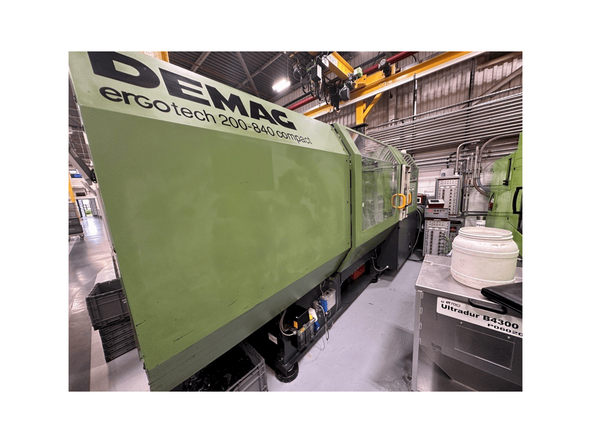 DEMAG Ergotech 200-840 Compact-maskinen sedd från vänster sida