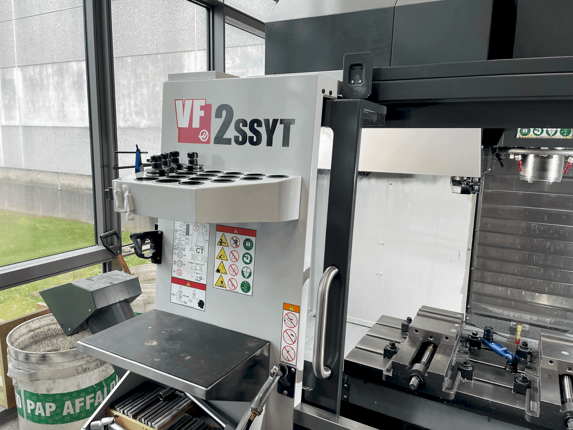 HAAS VF-2SSYT-maskinen framifrån