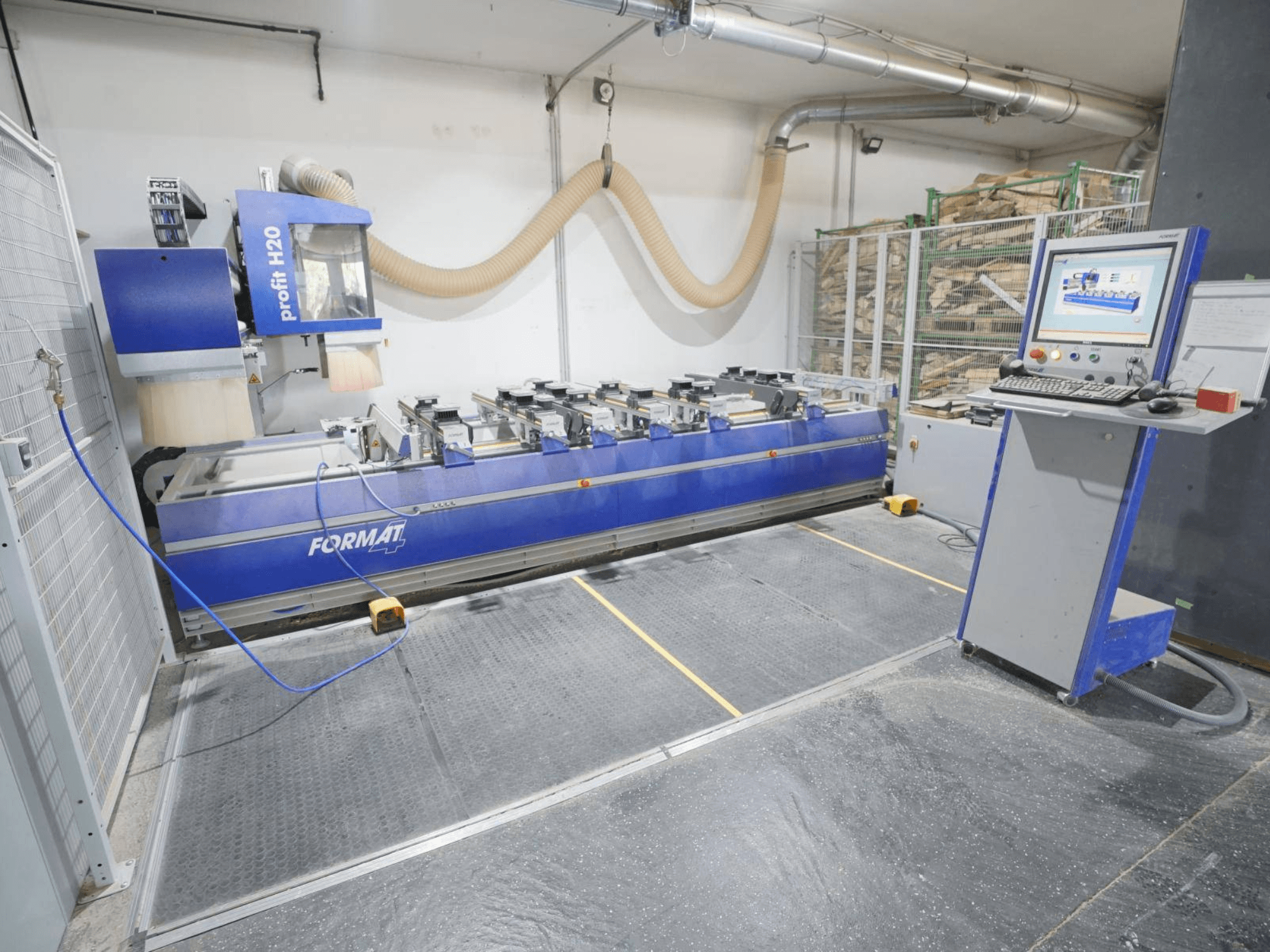 CNC-bearbetningscenter för trä FORMAT4 PROFIT H20, framifrån sett med kontrollpanel och skärverktyg synliga i en industriell miljö.