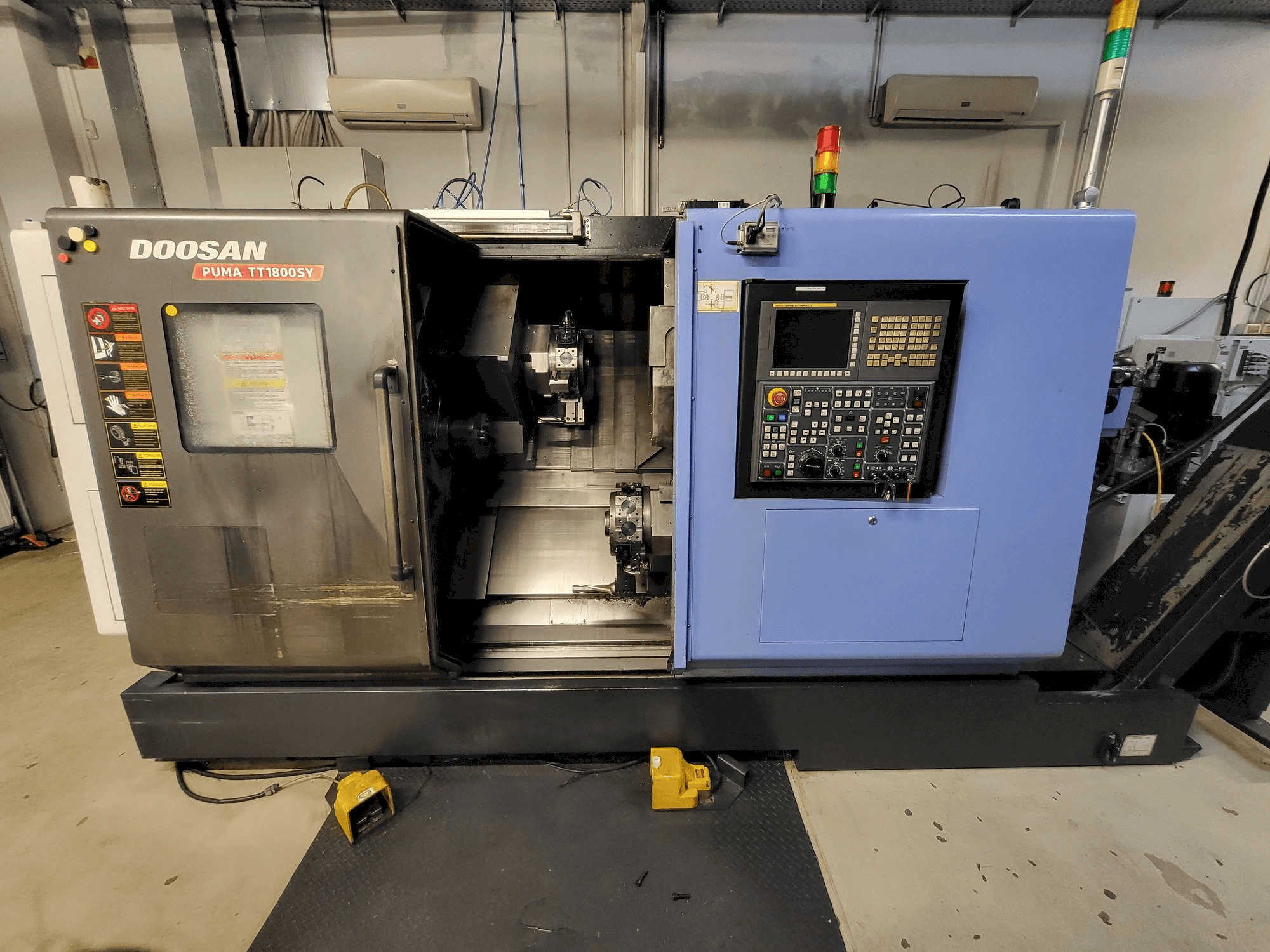 DOOSAN PUMA TT1800SY-maskinen framifrån