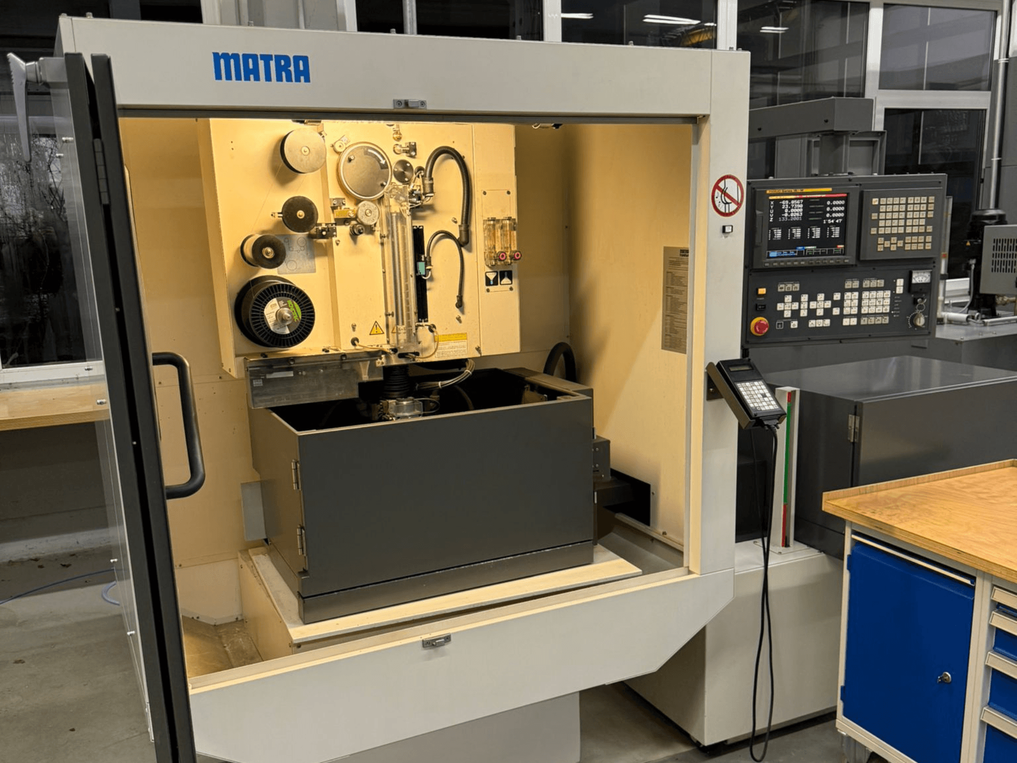 MATRA-maskinen sedd framifrån, med kontrollpanel, roterande delar och ett stort förvaringsutrymme.