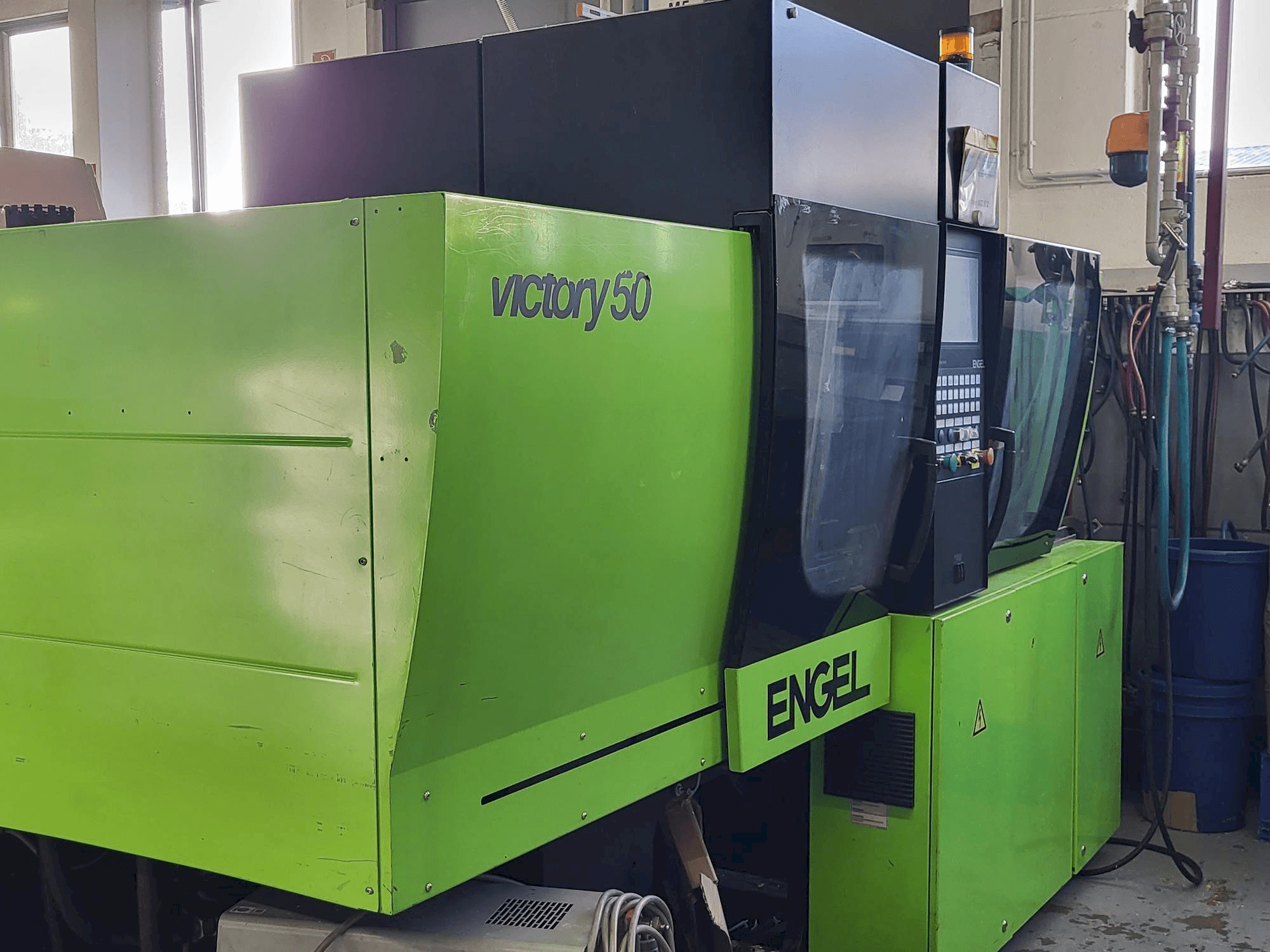 Engel Victory 200/50 FOCUS-maskinen sedd från vänster sida