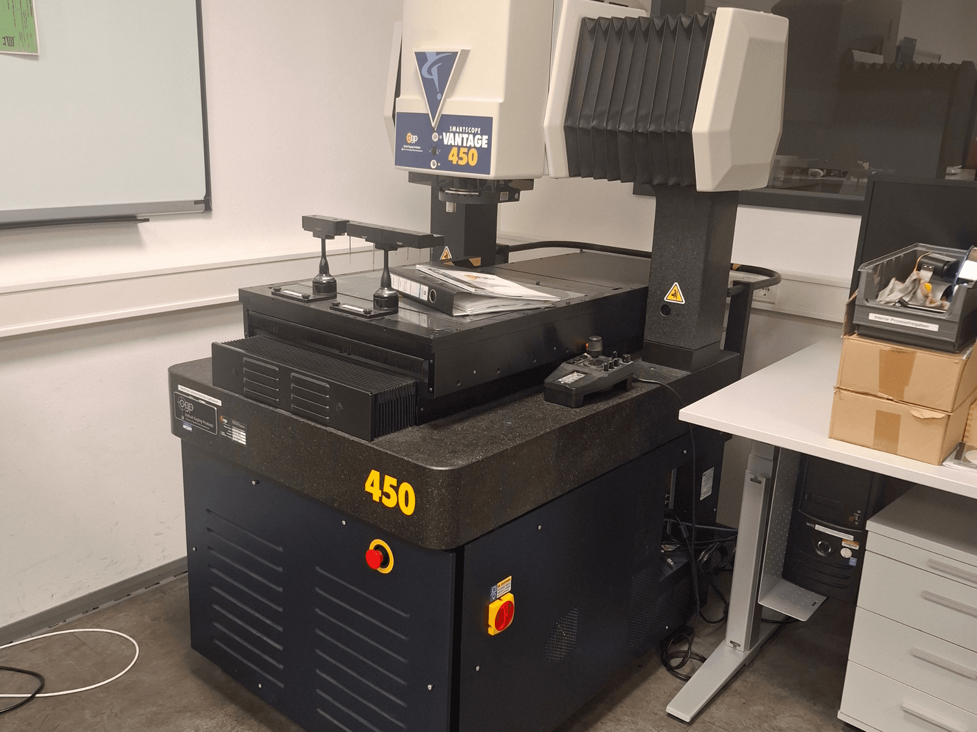 OGP SmartScope Vantage 450 optisk mätmaskin i en labbmiljö, framifrån med svart och grå finish.
