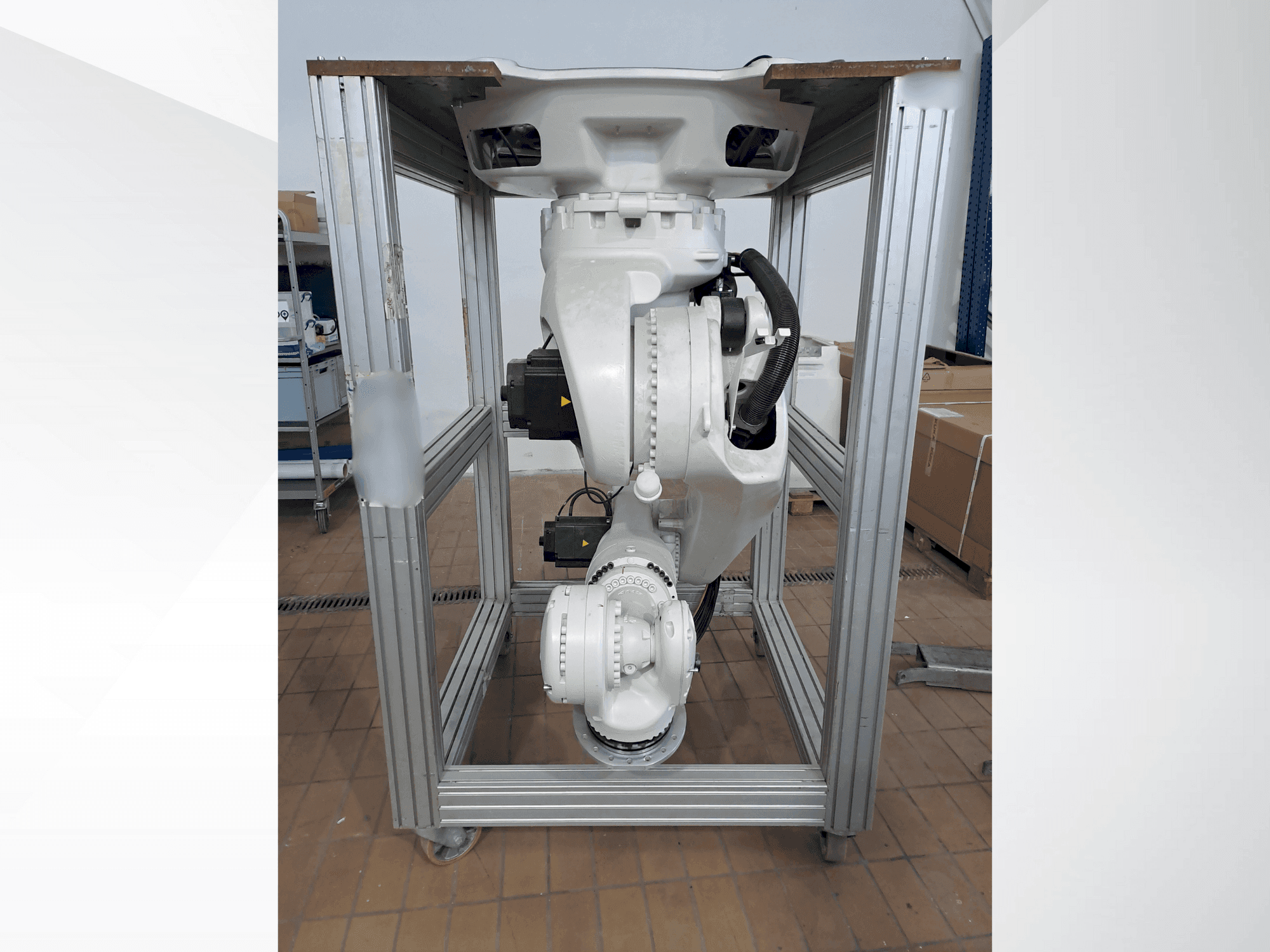 KUKA KR270 R2700 C ultra MED (2015)-maskinen framifrån