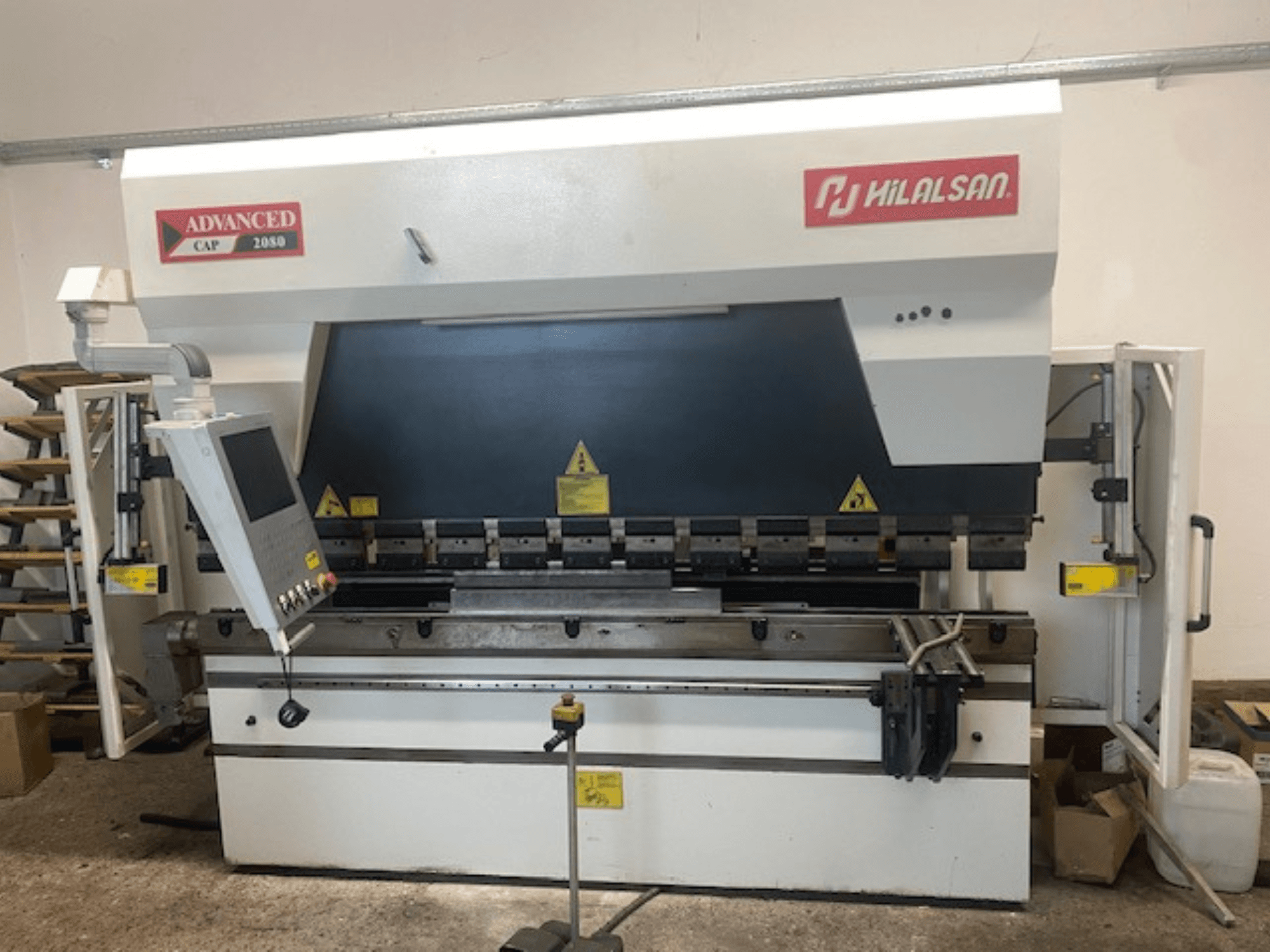 Avancerad Hilalsan CAP 2080 kantpress, framifrån med kontrollpanel och säkerhetsfunktioner, industriell design för bockning av metall.