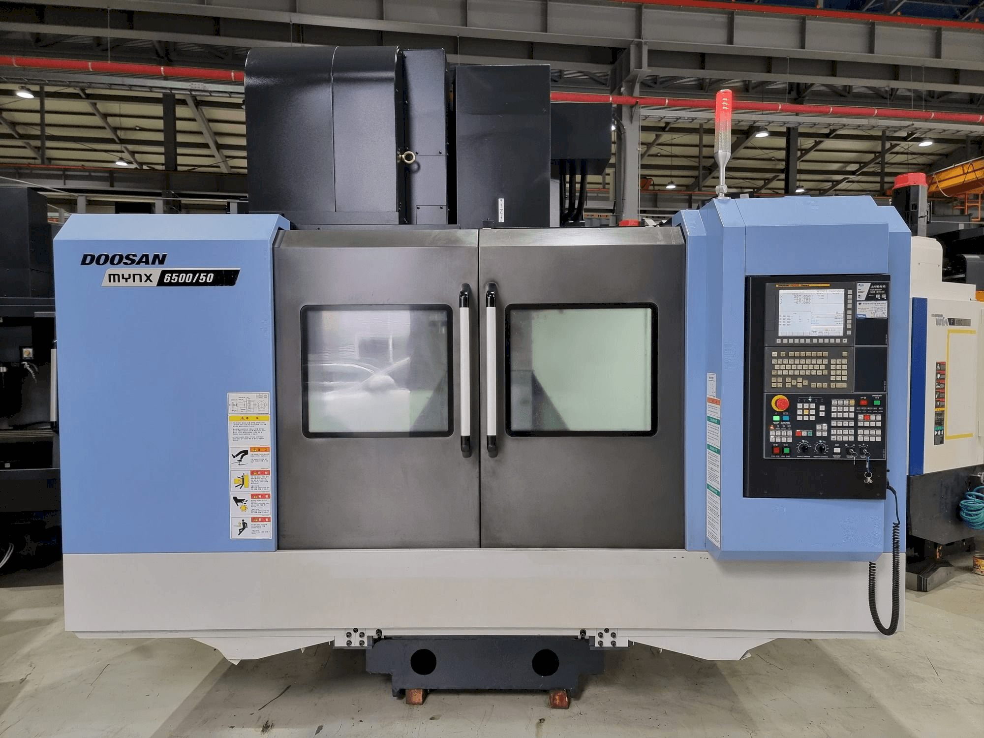 Doosan MYNX 6500/50-maskinen framifrån