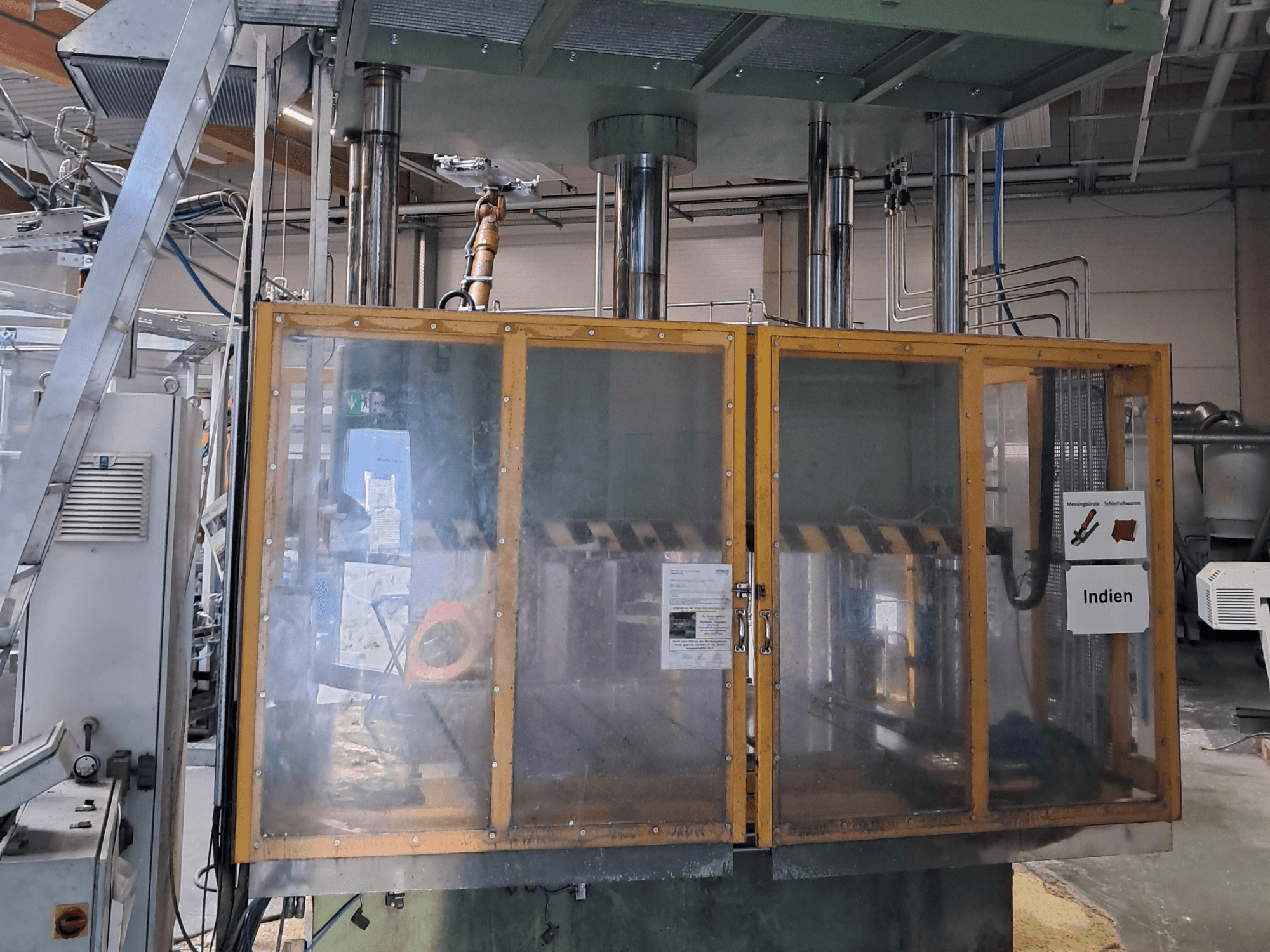 Metallpress HS 4 160-K3 från Other, framifrån sett, med säkerhetsglaskåpa och manöverelement i en industriell miljö.